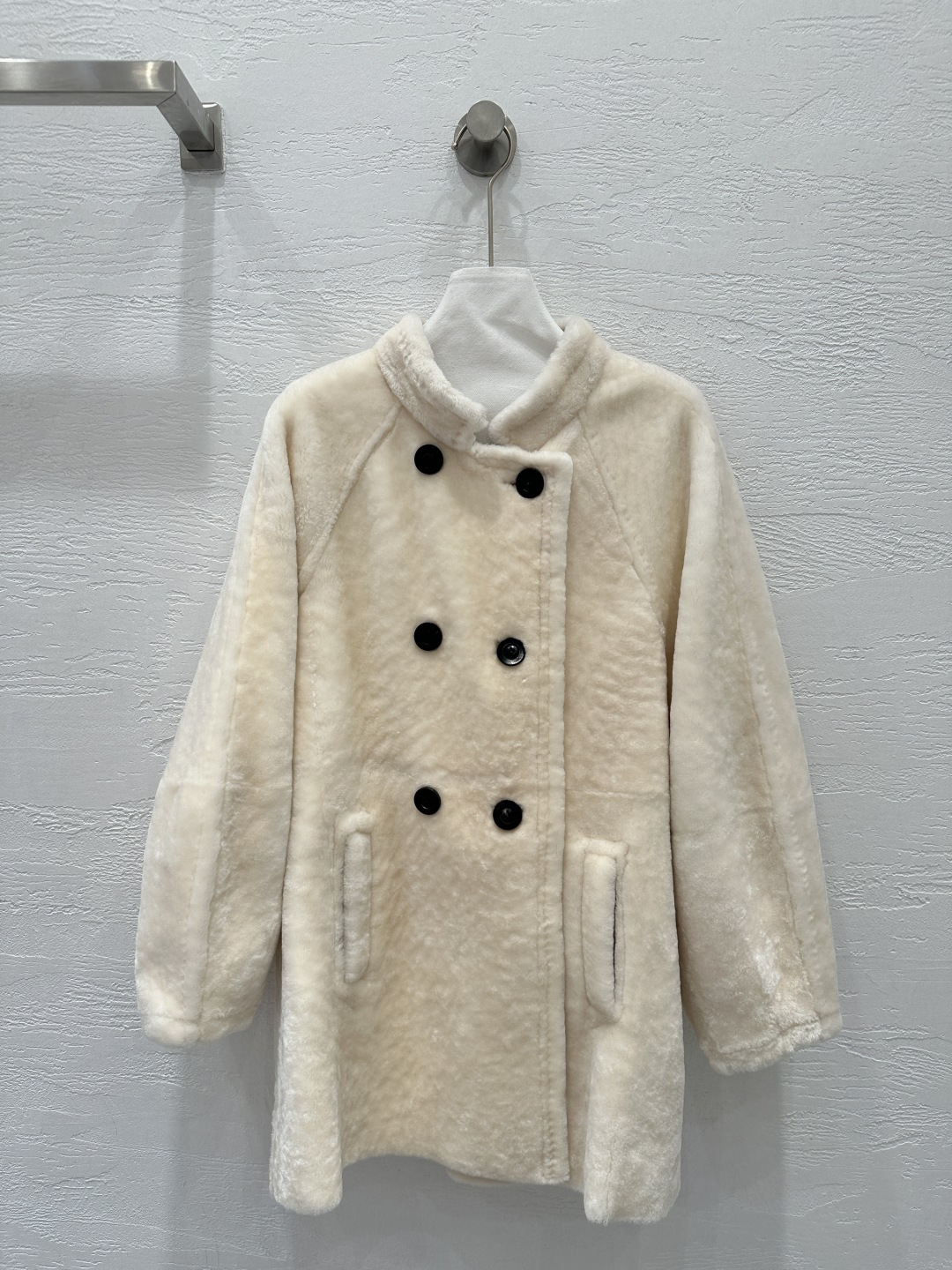 NO:677508,The exclusive first release of high-quality Maxm*ra25 new autumn and winter products, imported Spanish purebred Merino double-breasted fur one-piece coat!  The plush texture is super soft to the touch. The classic small stand-up collar, double-breasted silhouette and extra-long version perfectly interpret the simple and elegant high-end fashion sense!  The fur side faces the outer side and the leather side faces in for perfect hemming. Verification of the details of the handmade genuine leather hemming process!  The upper body is elegant, sassy and handsome!  Thick fur, super warm, no bloat, super love, perfect workmanship, quality, look at the details!  One color SML. M size bust 118, dropped shoulder sleeve length 74, dress length 78., women's clothing,19860909独家首发高端品质Maxm*ra25秋冬新品 进口西班牙纯种美丽奴双排扣皮毛一体大衣！毛绒绒的质感手感超柔.经典小立领双排扣廓形超长款版型完美演绎简约大气的高级时髦感！毛面朝外皮面朝里完美包边纯手工真皮包边工艺细节验证！上身气质优雅又飒又帅！厚实皮毛 超级保暖 拒绝臃肿超级大爱完美做工品质看细节！一色SML. M码胸围118,落肩袖长74,衣长78.,女装,,Women's clothing