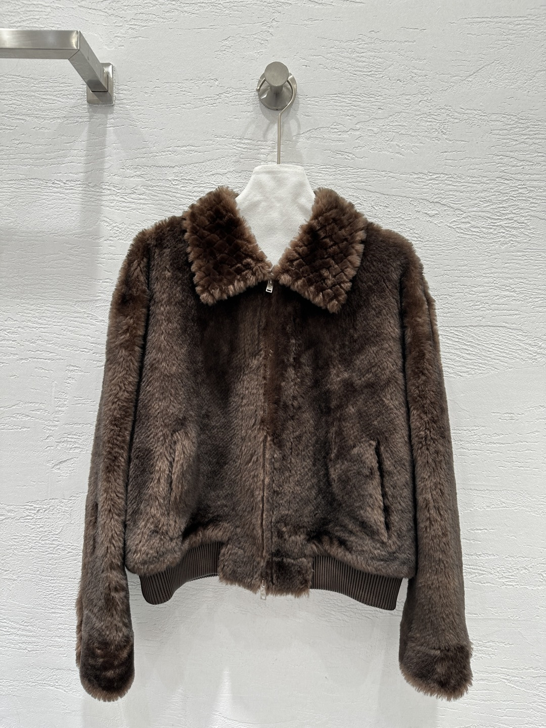 NO:662553,Exclusive first launch of high-end original quality Bot*ega veneta25 new autumn and winter imported merino fur one-piece jacket!  Natural hair feels dense and fine!  The classic lapels and loose A-line fit give the upper body a very lazy and handsome feel when worn casually. It is versatile and effortless!  The upper body has an age-reducing and casual girlish temperament. The fur side is facing the outer side and the leather side is facing in, perfect for verification of pure handicraft details!  The original and customized hardware accessories are of unparalleled quality!  The loose version keeps you warm and refuses to be bulky. I love the perfect workmanship and the quality. Look at the details!  Three colors SML. M size bust 112, shoulder width 50, sleeve length 54, dress length 53., Bottega Veneta-Clothing,bottega veneta,jackets & coats,jackets & coats, 19860909独家首发高端原单品质Bot*ega veneta25秋冬新品 进口美利奴皮毛一体夹克外套！天然毛感密实超细腻！经典翻领宽松A字版型上身随便一裹就很慵懒帅气的感觉,百搭不挑人！上身减龄休闲少女气质.毛面朝外皮面朝里完美纯手工艺细节验证！定原版定制五金配件质感无敌啦！宽松版的版型,保暖拒绝臃肿超级大爱完美做工品质看细节！三色SML. M码胸围112,肩宽50,袖长54,衣长53.,葆蝶家-服装,bottega veneta,jackets & coats,jackets & coats, ,Women's clothing