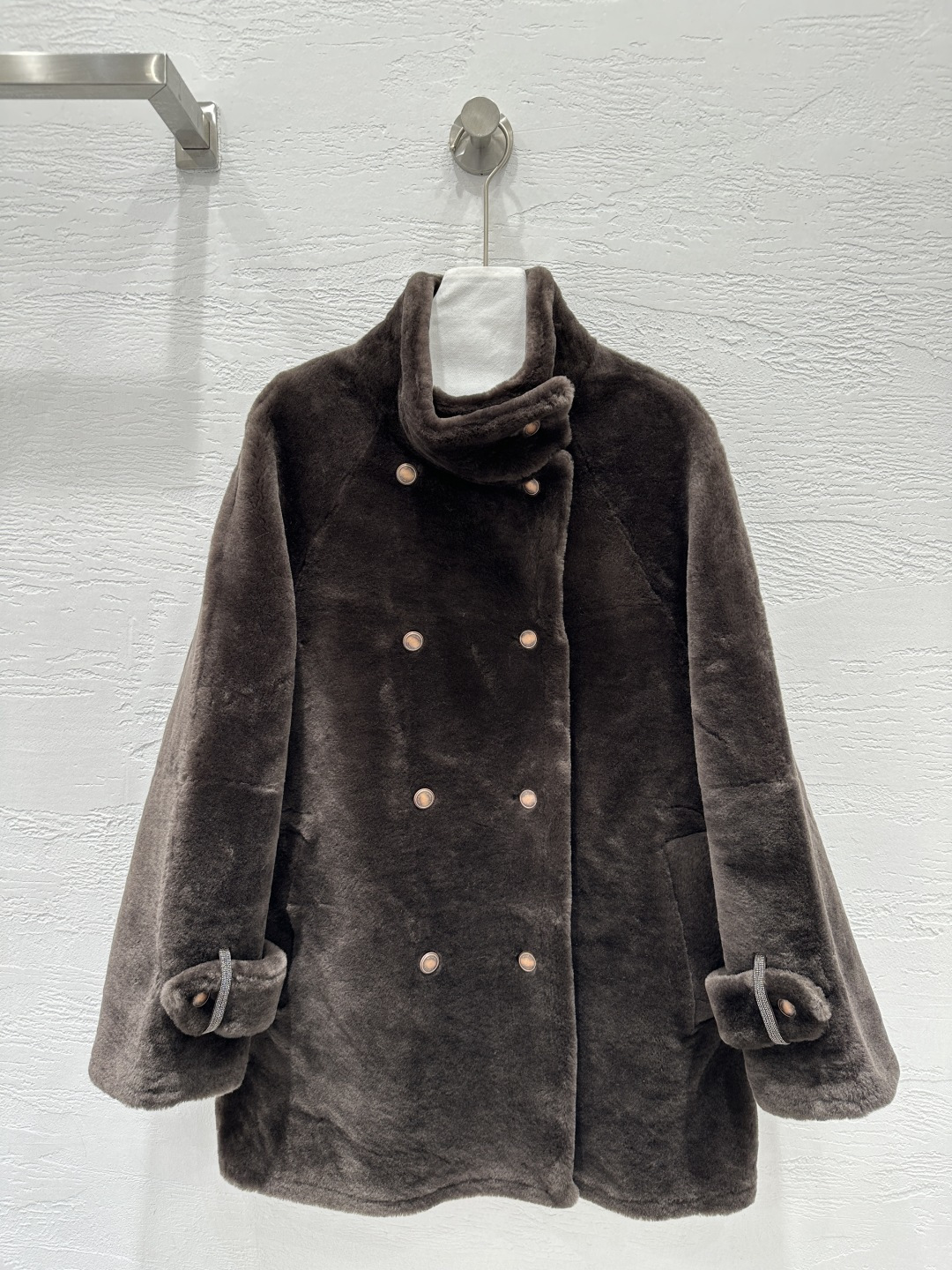 NO:662578,The exclusive first release of high-quality Brunello Cucin*25 new autumn and winter high-luxury fur coat!  The imported merino fur has a plush texture and is super soft to the touch. The classic stand-up collar silhouette and double-breasted version perfectly interpret the simple and elegant high-end fashion sense. The fur side faces the outside and the leather side faces in for perfect hemming. The details of the handmade genuine leather hemming process are verified!  The upper body is elegant, sassy and handsome!  The needle-thick fur is super warm and refuses to be bloated. I love the perfect workmanship and quality. Look at the details!  Two-color SML. M size bust 120, dropped shoulder sleeve length 75, dress length 80., women's clothing, brunello cucinelli,  19860909独家首发高端品质BrunelloCucin*25秋冬新品 高奢皮毛一体大衣！进口美丽奴皮毛一体毛绒绒的质感手感超柔.经典立领廓形双排扣版型完美演绎简约大气的高级时髦感,毛面朝外皮面朝里完美包边纯手工真皮包边工艺细节验证！上身气质优雅又飒又帅！毛针厚实皮毛 超级保暖 拒绝臃肿超级大爱完美做工品质看细节！两色SML. M码胸围120,落肩袖长75,衣长80.,女装,brunello cucinelli, ,Women's clothing