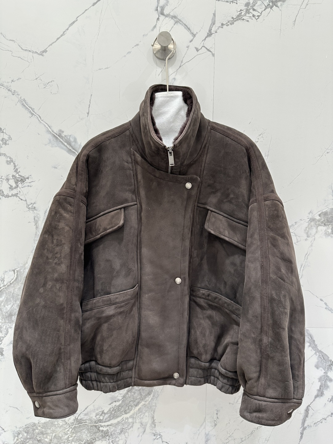 NO:676719,The exclusive first release of high-end original quality Sain*Laurent25 autumn and winter new high-definition suede imported fur one-piece jacket!  The classic custom-made jacket has a luxurious and elegant upper body. It is versatile, fashionable and handsome, and the upper body can be worn with any style!  Flat leather board with perfect pure handicraft details verified!  The lapels are edged in genuine leather, which is both high-end and fashionable!  The delicate hair texture creates a gentle and elegant sense of luxury!  Keep warm and refuse to be bulky. The original customized H version is not picky to wear, and the original hardware accessories!  Perfect workmanship quality depends on the details!  Three colors SML. M size bust 114, dropped shoulder sleeve length 73, dress length 64., saint laurent-clothing, saint laurent, saint laurent, jackets & coats, jackets & coats, chamois leather,19860909独家首发高端原单品质Sain*Laurent25秋冬新品 高定麂皮绒面进口皮毛一体夹克外套！经典定制夹克版型上身奢华大气.百搭时髦又帅气上身可甜可盐风格百搭！平整皮板完美纯手工艺细节验证！翻领真皮包边高级又时尚！细腻毛质感打造温柔大方的高级感！保暖拒绝臃肿 原版定制H版型不挑人穿,原版五金配件！完美做工品质看细节！三色SML. M码胸围114,落肩袖长73,衣长64.,圣罗兰-服装,saint laurent,saint laurent,jackets & coats,jackets & coats,chamois leather,,Women's clothing