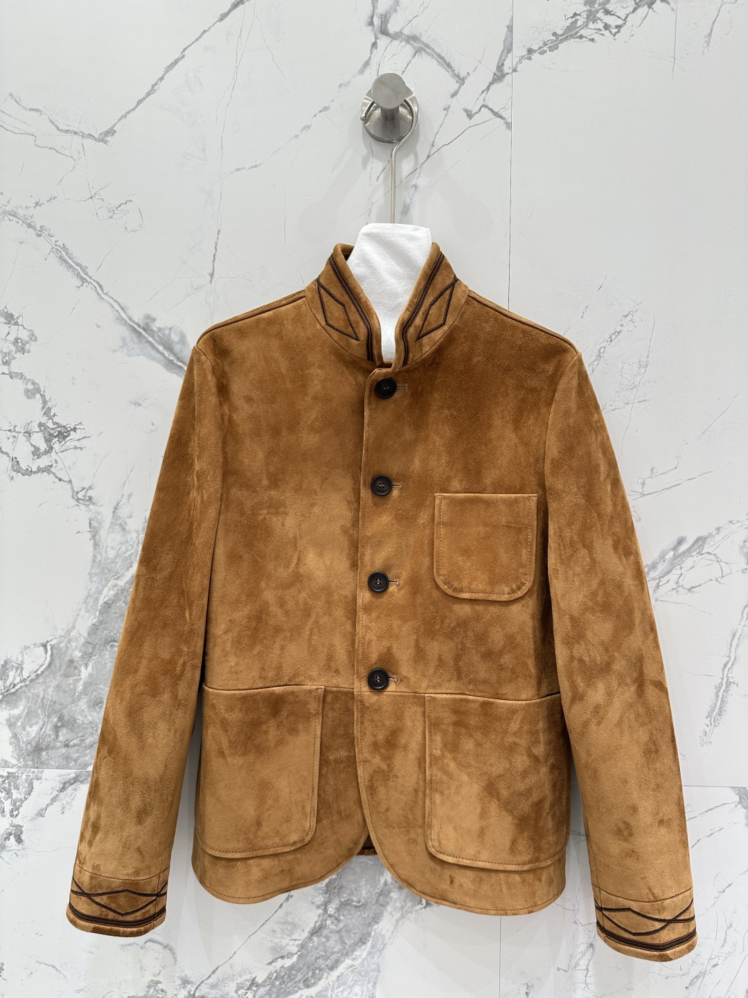 NO:677256,The exclusive first release of high-end original quality Lo* Piana26 early spring new product old money style classic spagna mini leather jacket!  Exclusively customized imported suede surface craftsmanship, wide and stylish, imported suede lambskin texture is awesome!  The leader in heavy-duty Swiss machine three-dimensional embroidery technology. Low-key luxury and elegant temperament. The classic version is versatile and easy to wear, and the perfect workmanship quality depends on the details!  One color SML. M size bust 94, shoulder width 38, sleeve length 59, dress length 60., women's clothing, jackets & coats, sheepskin, chamois leather,19860909独家首发高端原单品质Lo* Piana26早春新品 老钱风经典spagna mini真皮外套！独家定制进口麂皮绒面工艺挺阔有型进口麂皮绒小羊皮质感超赞！重工瑞士机立体刺绣工艺领袖.低调奢华气质优雅.经典版型百搭不挑人上身,完美做工品质看细节！一色SML. M码胸围94,肩宽38,袖长59,衣长60.,女装,jackets & coats,sheepskin,chamois leather,,Women's clothing