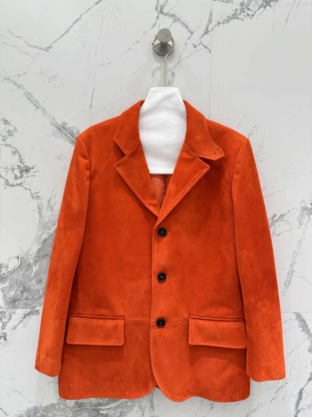 NO:871250,The exclusive first release of high-end original quality Lo* Piana26 early spring new product, the same equestrian knight-style leather suit jacket as Sa star!  Exclusively customized pumpkin-colored imported suede with suede craftsmanship for a relaxed, old-money style outfit!  The imported suede lambskin feels great!  The stand-up collar and leather design are low-key, luxurious and elegant. The classic version is versatile and easy to wear, and the perfect workmanship depends on the details!  One color SML. M size bust 104, shoulder width 42, sleeve length 59, dress length 72., women's clothing, jackets & coats, business suit, sheepskin, chamois leather,19860909独家首发高端原单品质Lo* Piana26早春新品 阿Sa明星同款马术骑士风真皮西装外套！独家定制南瓜色进口麂皮绒面工艺松弛感的老钱风穿搭！进口麂皮绒小羊皮质感超赞！可立领拼皮设计低调奢华气质优雅.经典版型百搭不挑人上身,完美做工品质看细节！一色SML. M码胸围104,肩宽42,袖长59,衣长72.,女装,jackets & coats,business suit,sheepskin,chamois leather,,Women's clothing