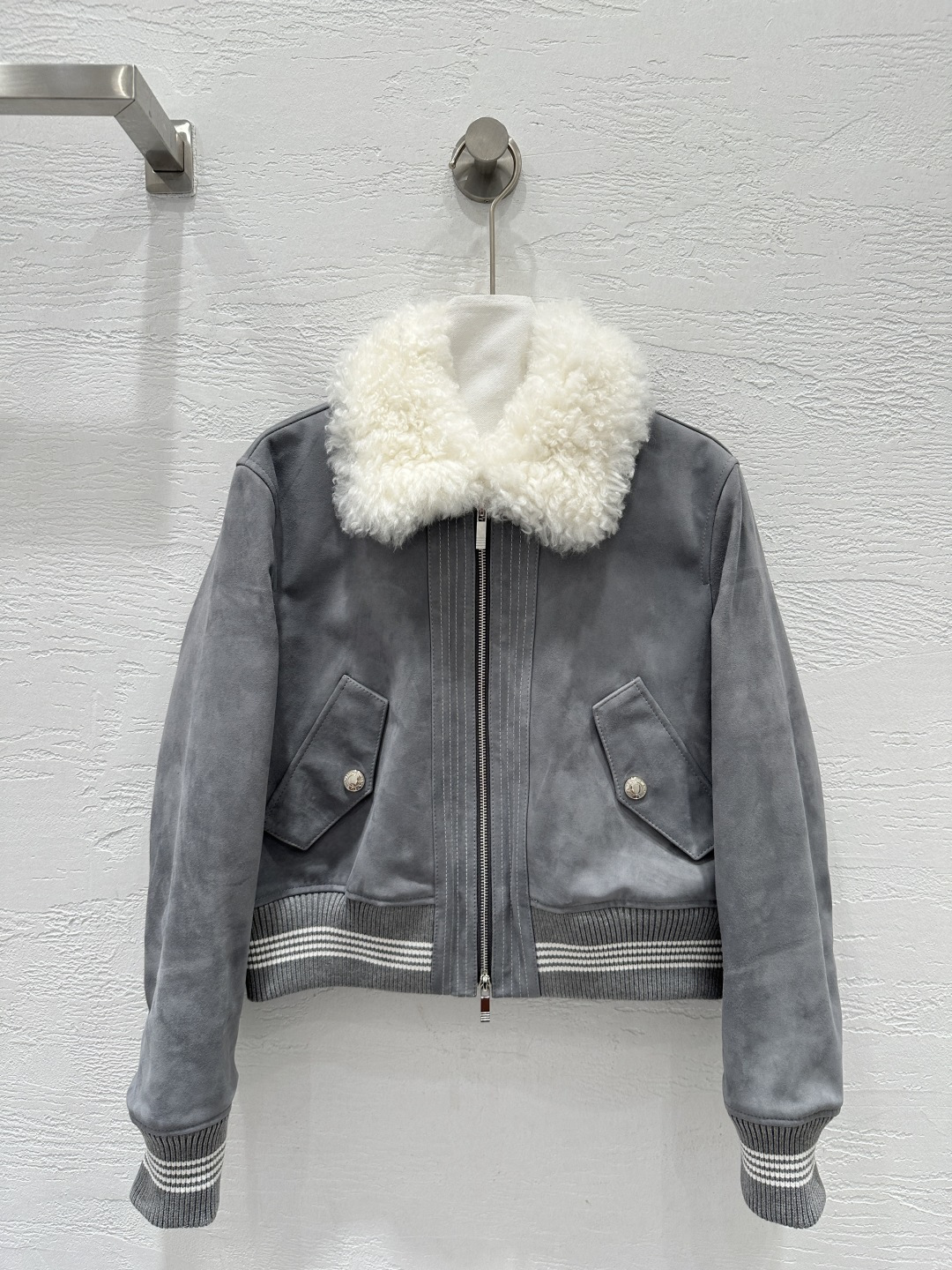 NO:677271,Exclusive first release of high-end original quality Thom Brow*25 new autumn and winter products, exclusive customized suede suede craftsmanship, retro color suede jackets and leather jackets!  Original purchase and 1:1 customization!  Sweet girl’s age-reducing girlish style ribbed collar splicing design!  The workwear double-pocket three-dimensional cut has a loose fit that is versatile and slimming!  Imported suede lambskin, a sweet and cool must-have item in a fashionable girl's wardrobe. Perfect workmanship and quality depends on the details!  One color SML. M size bust 108, shoulder width 41, sleeve length 59, clothing length 49., Thom Browne-clothing,thom browne,jackets & coats,jackets & coats,leather jacket,sheepskin,chamois leather,19860909独家首发 高端原单品质Thom Brow*25秋冬新品 独家定制麂皮绒面工艺复古色系麂皮绒夹克皮衣外套！原版购入1:1定制！甜妹减龄少女风气质罗纹领拼接设计！工装双口袋立体剪裁宽松版型百搭又显瘦！进口麂皮绒小羊皮,甜酷的时髦少女衣橱必备气质单品.完美做工品质看细节！一色SML. M码胸围108,肩宽41,袖长59,衣长49.,汤姆布朗-服装,thom browne,jackets & coats,jackets & coats,leather jacket,sheepskin,chamois leather,,Women's clothing