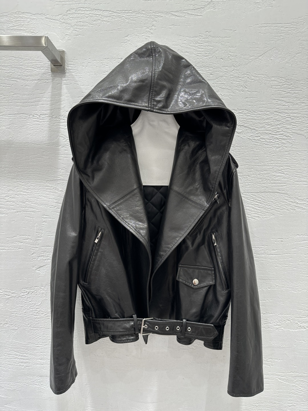 NO:677504,The exclusive first release of high-end original quality Alai*25 new autumn and winter products, modern motorcycle style cotton wallet jacket!  The exclusive custom-made imported vegetable tanning process is very wide and stylish ~ the imported lambskin texture is great, it adopts a hooded design with large lapel shape, and the integrated belt metal buckle decoration adds a sense of coolness and design. It is casual, handsome, casual, sweet and cool, and the version is versatile and not picky!  The quilted quilted lining is both warm and fashionable. For perfect workmanship, look at the details!  Two-color SML. M size bust 112, shoulder width 46, sleeve length 57, dress length 57., women's clothing, alaia, jackets & coats, sheepskin, hats,19860909独家首发高端原单品质Alai*25秋冬新品 摩登机车风棉服皮夹外套！独家定制进口植鞣工艺挺阔有型～进口小羊皮质感超赞,采用连帽设计大翻领造型,一体式腰带金属扣装饰增添了酷感与设计感.休闲帅气随性甜酷风 版型百搭不挑人！绗缝夹棉里衬兼具保暖性与时尚感.完美做工品质看细节！两色SML. M码胸围112,肩宽46,袖长57,衣长57.,女装,alaia,jackets & coats,sheepskin,hats,,Women's clothing