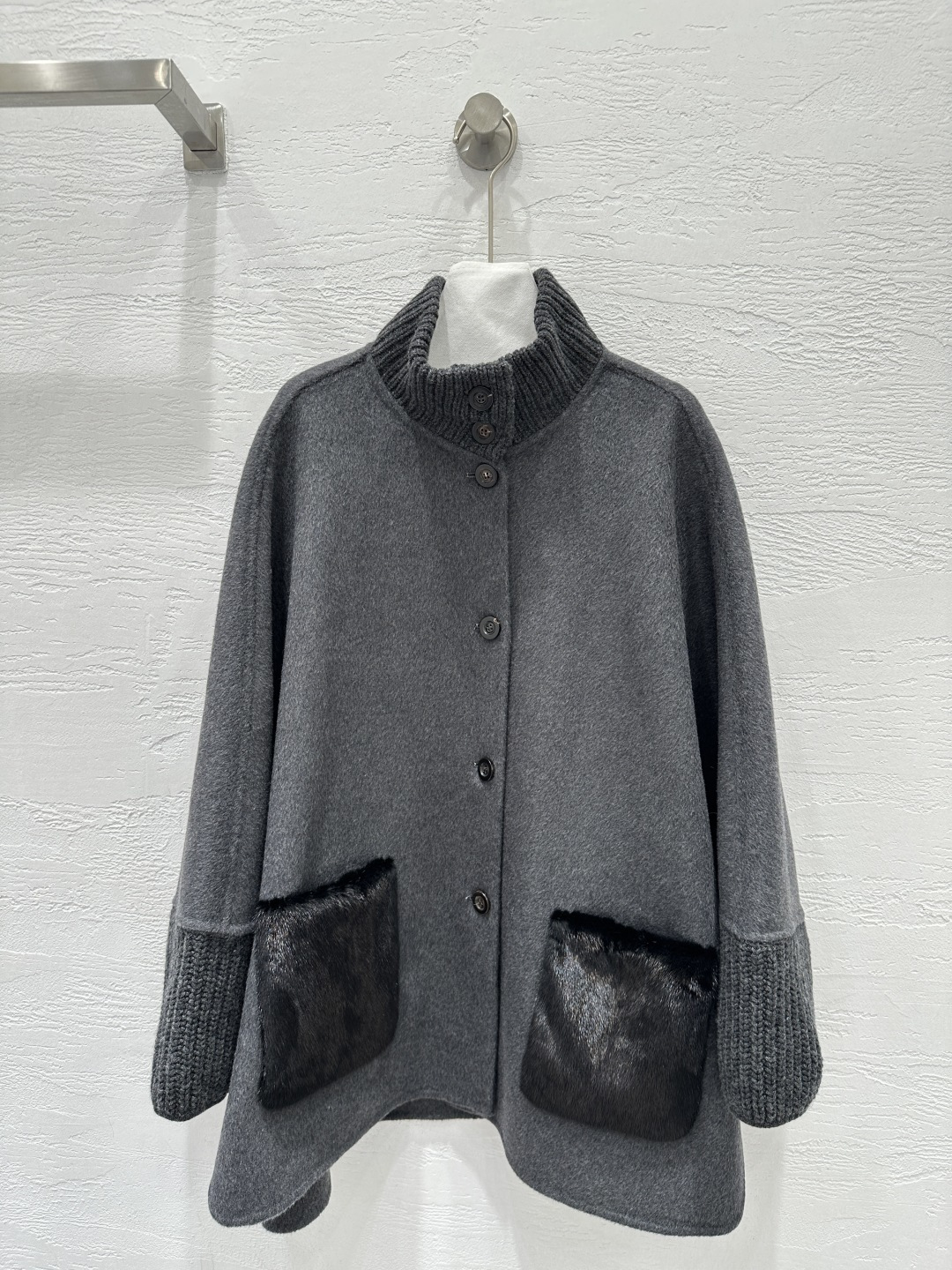 NO:677502,The exclusive first release of high-quality Lo* Pian*25 new autumn and winter products, Purple Label Mink Fur Jacket from Copenhagen Auction House, Denmark. Pure natural fur, spliced ​​cashmere knitted design, retro aesthetics create a fashionable girly style!  High-end luxury items are a must-have for white, rich and beautiful goddesses!  Customized H-shaped stand-up lapel design is elegant and unobtrusive. Elegant and casual, fashionable and high-end!  Luxurious and elegant upper body with glossy and smooth texture!  Perfect workmanship quality depends on the details!  One size fits all in five colors!  One size fits all, bust 160, dropped shoulder sleeve length 71, dress length 77., women's clothing, jackets & coats,19860909独家首发高端品质Lo* Pian*25秋冬新品 丹麦哥本哈根拍卖行紫标水貂皮草外套.纯天然皮草,拼接羊绒针织设计复古美感打造时髦少女风！白富美女神必入高奢单品！定制H版型立翻领设计大气不挑人.优雅随性的时髦高级感！光泽幼滑质感上身奢华高贵！完美做工品质看细节！五色均码！ 均码胸围160,落肩袖长71,衣长77.,女装,jackets & coats,,Women's clothing