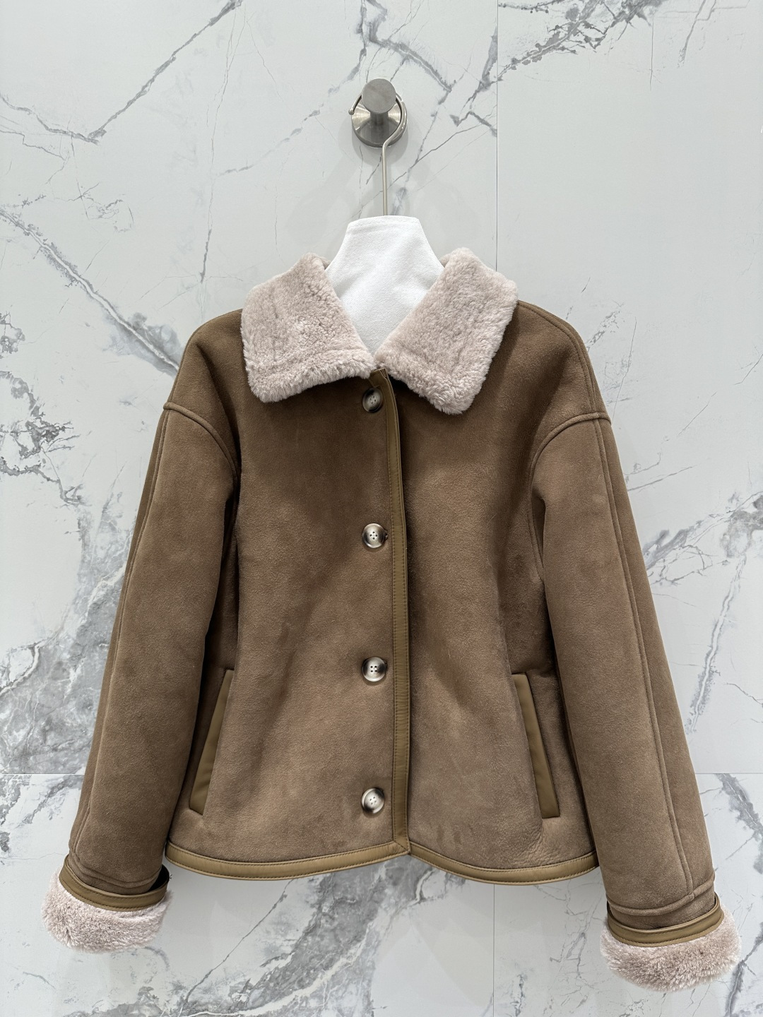 NO:677495,The exclusive first release of high-end original quality Lo*we25 new autumn and winter products, suede imported fur one-piece jacket!  Exclusive customized suede surface craftsmanship!  The classic customized H-shaped upper body is luxurious and elegant. It is versatile, fashionable and handsome, and the upper body can be matched with any style!  Flat leather board with perfect pure handicraft details verified!  Genuine leather edging design is high-end and fashionable!  The delicate hair texture creates a gentle and elegant sense of luxury!  Keep warm and refuse to be bulky. Perfect workmanship quality depends on the details. Three-color SML. M size bust 110, shoulder width 50, sleeve length 59, clothing length 57., Loewe-clothing, loewe, jackets & coats, jackets & coats, chamois leather,19860909独家首发高端原单品质Lo*we25秋冬新品 麂皮绒进口皮毛一体夹克外套！独家定制麂皮绒面工艺！经典定制H版型上身奢华大气.百搭时髦又帅气上身可甜可盐风格百搭！平整皮板完美纯手工艺细节验证！真皮包边设计高级又时尚！细腻毛质感打造温柔大方的高级感！保暖拒绝臃肿完美做工品质看细节.三色SML. M码胸围110,肩宽50,袖长59,衣长57.,罗意威-服装,loewe,jackets & coats,jackets & coats,chamois leather,,Women's clothing