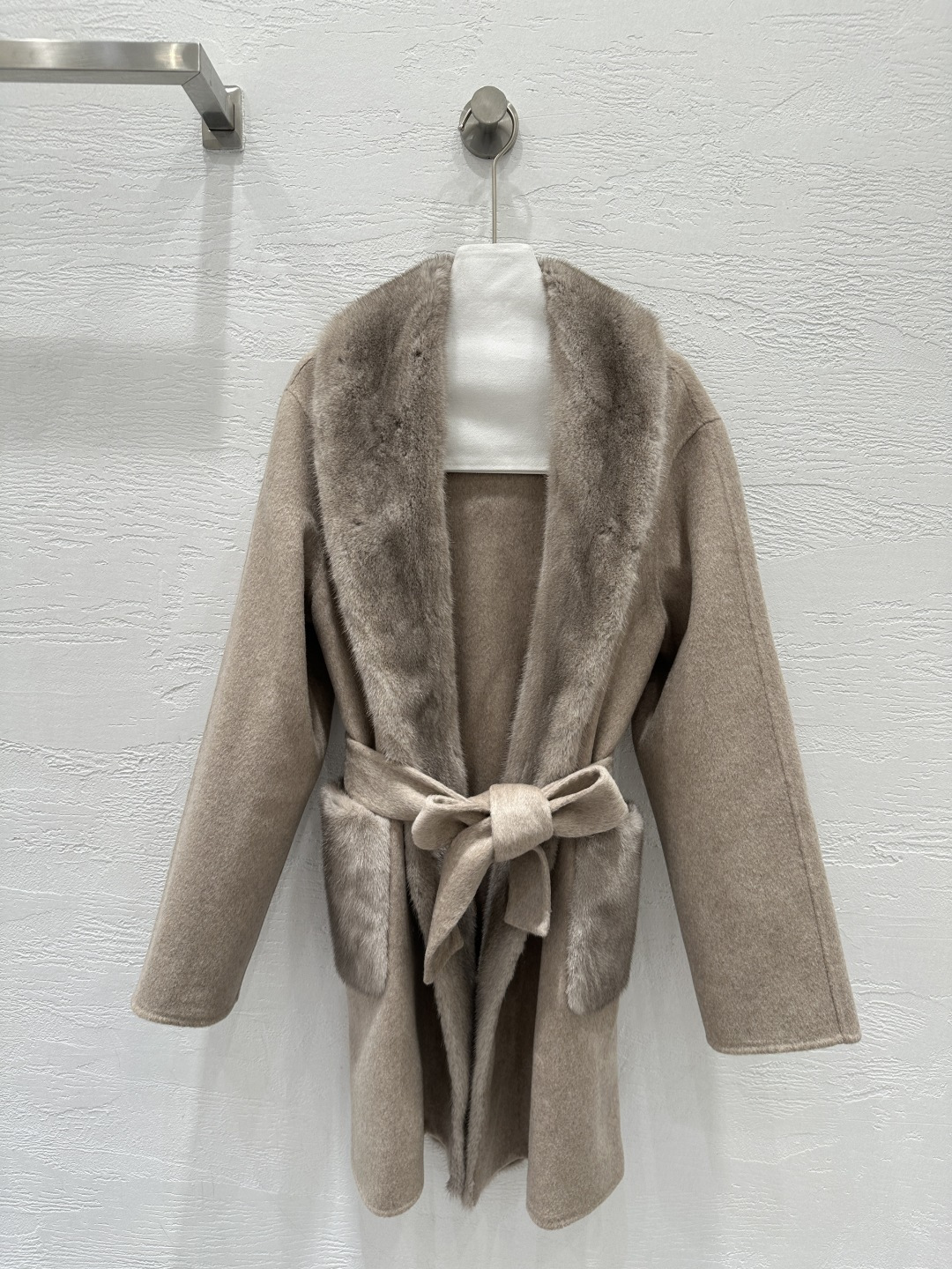 NO:677511,The exclusive first release of high-end original quality Lo* Piana25 new autumn and winter product oversized mink fur collar fur coat!  If you know the goods, you must buy it!  Original custom-made imported cashmere, oversized V-neck mink fur placket design, upper body full of aura, 3D three-dimensional tailoring, loose fit ~ wear a belt to cinch the waist and make the upper body look slimmer!  Clean and neat to create an elegant and high-end sense!  Perfect workmanship quality depends on the details. Two-color SML. M size bust 120, dropped shoulder sleeve length 75, dress length 88., women's clothing, jackets & coats,19860909独家首发高端原单品质Lo* Piana25秋冬新品 超大水貂毛领皮草外套！懂货必入！原版定制进口山羊绒,超大V领水貂毛门襟设计,上身气场十足3D立体剪裁宽松版型～系腰带收腰上身巨显瘦！干净利落打造大气优雅的高级感！完美做工品质看细节.两色SML. M码胸围120, 落肩袖长75,衣长88.,女装,jackets & coats,,Women's clothing