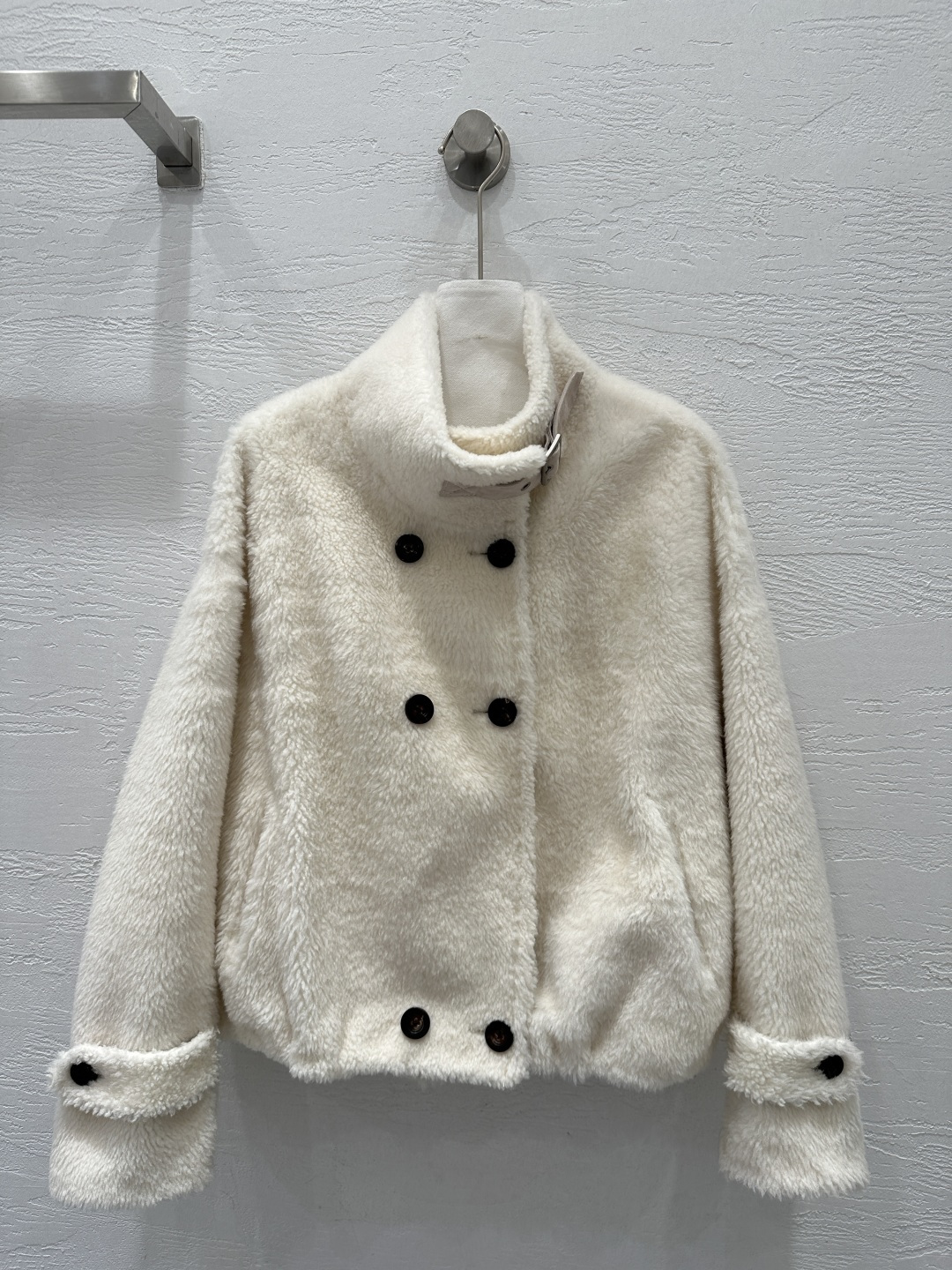 NO:677711,The exclusive first release of high-quality Brunello Cucin*25 new autumn and winter high-luxury fur coat!  The imported small Lagon fur has a plush texture and is super soft to the touch. The classic stand-up collar silhouette and double-breasted version perfectly interpret the simple and elegant high-end fashion sense. The fur side faces the outside and the leather side faces in for perfect hemming. The details of the handmade genuine leather hemming process are verified!  The upper body is elegant, sassy and handsome!  Super warm, no bloat, super love for perfect workmanship and quality, look at the details!  One color SML. Size M bust 120, shoulder width 55, sleeve length 54, dress length 58., women's clothing, brunello cucinelli,19860909独家首发高端品质BrunelloCucin*25秋冬新品 高奢皮毛一体大衣！进口小拉贡皮毛一体毛绒绒的质感手感超柔.经典立领廓形双排扣版型完美演绎简约大气的高级时髦感,毛面朝外皮面朝里完美包边纯手工真皮包边工艺细节验证！上身气质优雅又飒又帅！超级保暖 拒绝臃肿超级大爱完美做工品质看细节！一色SML. M码胸围120,肩宽55,袖长54,衣长58.,女装,brunello cucinelli,,Women's clothing