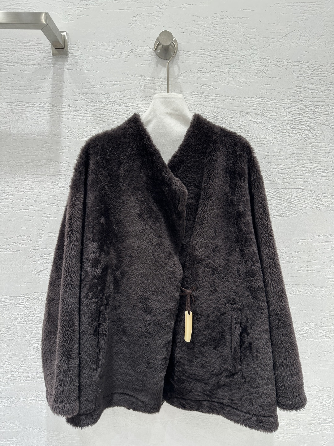 NO:677709,The exclusive first release of high-end original quality Lo* Pian* 25 new autumn and winter products, customized imported small Lagon fur one-piece temperament jacket!  Natural hair feels dense and fine!  The fashionable V-neck H version is both sweet and salty!  The upper body has an age-reducing and casual girlish look. The minimalist style is advanced and fashionable!  The dyeing process is exquisite!  The texture is unbeatable!  Loose version, keeping warm and refusing to be bulky. Perfect workmanship quality depends on the details!  Two-color SML. M size bust 114, dropped shoulder sleeve length 74, dress length 71., women's clothing, jackets & coats,19860909独家首发高端原单品质Lo* Pian*25秋冬新品 定制进口小拉贡皮毛一体气质外套！天然毛感密实超细腻！时髦V领H版版型可甜可盐！上身减龄休闲少女气质.极简风高级又时髦！染色工艺技术精湛！质感无敌啦！宽松版的版型,保暖拒绝臃肿完美做工品质看细节！两色SML. M码胸围114,落肩袖长74,衣长71.,女装,jackets & coats,,Women's clothing