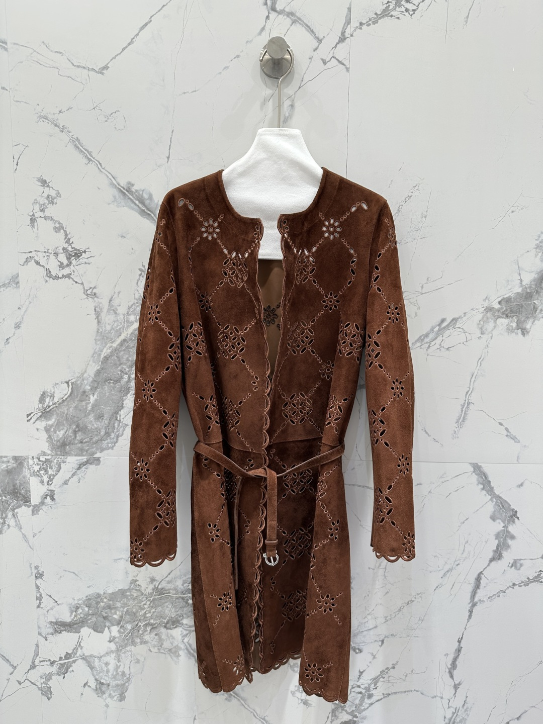 NO:677708,The exclusive first release of the high-end original quality ES King of Lace with heavy craftsmanship and Swiss machine embroidery suede and sheepskin mid-length jacket!  Fully closed velvet lambskin on the inside!  The light and delicate leather is awesome!  Imported suede lambskin!  Mid-length belted design with a lazy temperament!  The H version doesn’t pick on your upper body and makes you look slimmer!  The natural texture of imported leather is delicate and wide. It feels high-end, casual and grand!  Perfect workmanship quality depends on the details!  One color SML. M size bust 104, shoulder width 40, sleeve length 61, dress length 89., women's clothing, jackets & coats, sheepskin, chamois leather,19860909独家首发高端原单品质ES蕾丝之王重工艺定位瑞士机刺绣麂皮绒面羊皮中长款外套！内面全闭绒工艺小羊皮！轻盈细腻皮质超赞！进口麂皮小羊皮！气质慵懒的中长款系腰带设计！H版型不挑人上身超显瘦！进口皮质自然纹理细腻挺阔.高级感随性又大气！完美做工品质看细节！一色SML. M码胸围104,肩宽40,袖长61,衣长89.,女装,jackets & coats,sheepskin,chamois leather,,Women's clothing