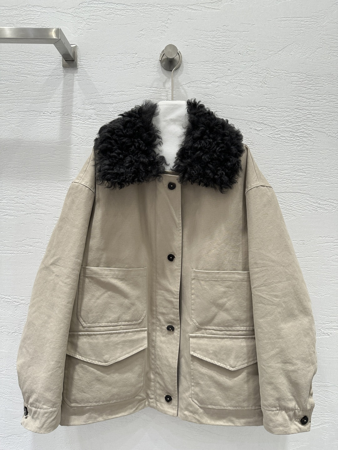 NO:677705,The exclusive first release of high-end original quality Maiso*Margiel 25 new autumn and winter products, top-notch tiglado wool collar workwear-style jackets!  The interior is made of 90% white goose down to keep you warm and not bulky!  Minimalist tailoring. The detachable oversized wool lapel splicing design is sassy and high-end!  Bai Fumei’s must-have fashionable items. Imported Italian denim fabric ~ original customized H version, versatile and easy on the upper body, super perfect, workmanship quality, look at the details!  One color SML. M size bust 132, shoulder width 58, sleeve length 58, dress length 73., women's clothing, jackets & coats, jackets & coats,19860909独家首发高端原单品质Maiso*Margiel25秋冬新品 顶级提哥拉多羊毛领工装风夹克外套！内里90白鹅绒保暖不臃肿！极简主义剪裁.可脱卸超大羊毛翻领拼接设计又飒又高级！白富美必入时髦单品.进口意大利牛仔面料～原版定制H版型百搭不挑人上身超级正完美做工品质看细节！一色SML. M码胸围132,肩宽58,袖长58,衣长73.,女装,jackets & coats,jackets & coats,,Women's clothing