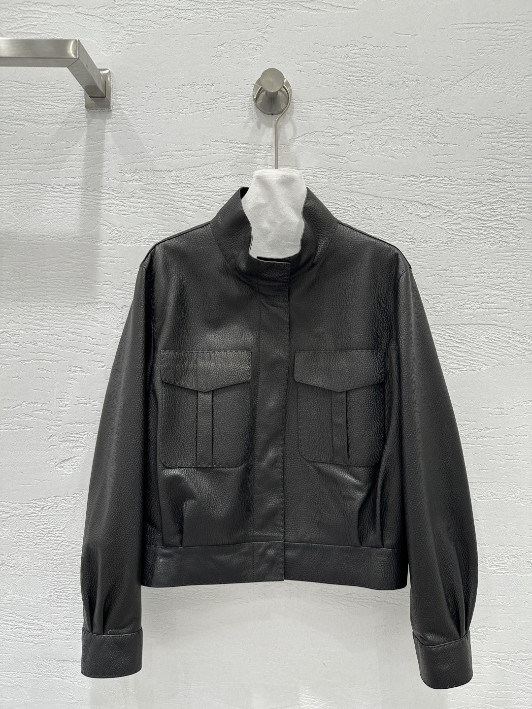 NO:677713,The exclusive first release of high-end original quality He*mès26 early spring new product, pebbled lambskin small stand-up collar jacket!  Top quality leather is super delicate!  Minimalist tailoring is full of details, pure hand-made arc stitch stitching technology, and YY oil edge craftsmanship on the entire piece!  The original customized version is versatile and does not pick anyone's upper body. It is super perfect and the workmanship quality depends on the details!  Four colors from S to19860909独家首发高端原单品质He*mès26早春新品 荔枝纹小羊皮小立领夹克外套！顶级皮质超级细腻！极简主义剪裁细节感满满,纯手工拱针嵌线工艺,整件YY油边工艺！原版定制版型百搭不挑人上身超级正完美做工品质看细节！四色S-XL. M码胸围112,肩宽43,袖长60,衣长53.,爱马仕-服装,hermes,jackets & coats,jackets & coats,sheepskin,,Women's clothing