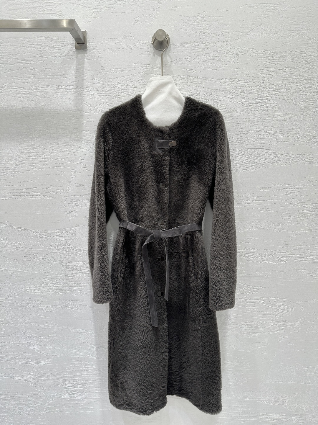 NO:689233,The exclusive first release of high-end quality Lo* Pian* 25 new autumn and winter products imported Spanish purebred Lagon fur coat!  The plush texture feels super soft. Love it!  The elegant round neck and belted mid-length version and belted design perfectly interpret the simple and elegant high-end fashion sense!  The fur side faces the outer side and the leather side faces in for perfect hemming. Verification of the details of the handmade genuine leather hemming process!  The upper body is elegant, sassy and handsome!  Lightweight and super warm. Refuse to be bulky. I love the workmanship quality and pay attention to the details!  One color SML. M size bust 104, shoulder width 39, sleeve length 62, dress length 108., women's clothing,19860909独家首发高端品质Lo* Pian*25秋冬新品 进口西班牙纯种拉贡皮毛一体大衣！毛绒绒的质感手感超柔.大爱！气质圆领系腰带中长款版型,系腰带设计,完美演绎简约大气的高级时髦感！毛面朝外皮面朝里完美包边纯手工真皮包边工艺细节验证！上身气质优雅又飒又帅！轻盈超级保暖 拒绝臃肿超级大爱做工品质看细节！一色SML. M码胸围104,肩宽39,袖长62,衣长108.,女装,,Women's clothing