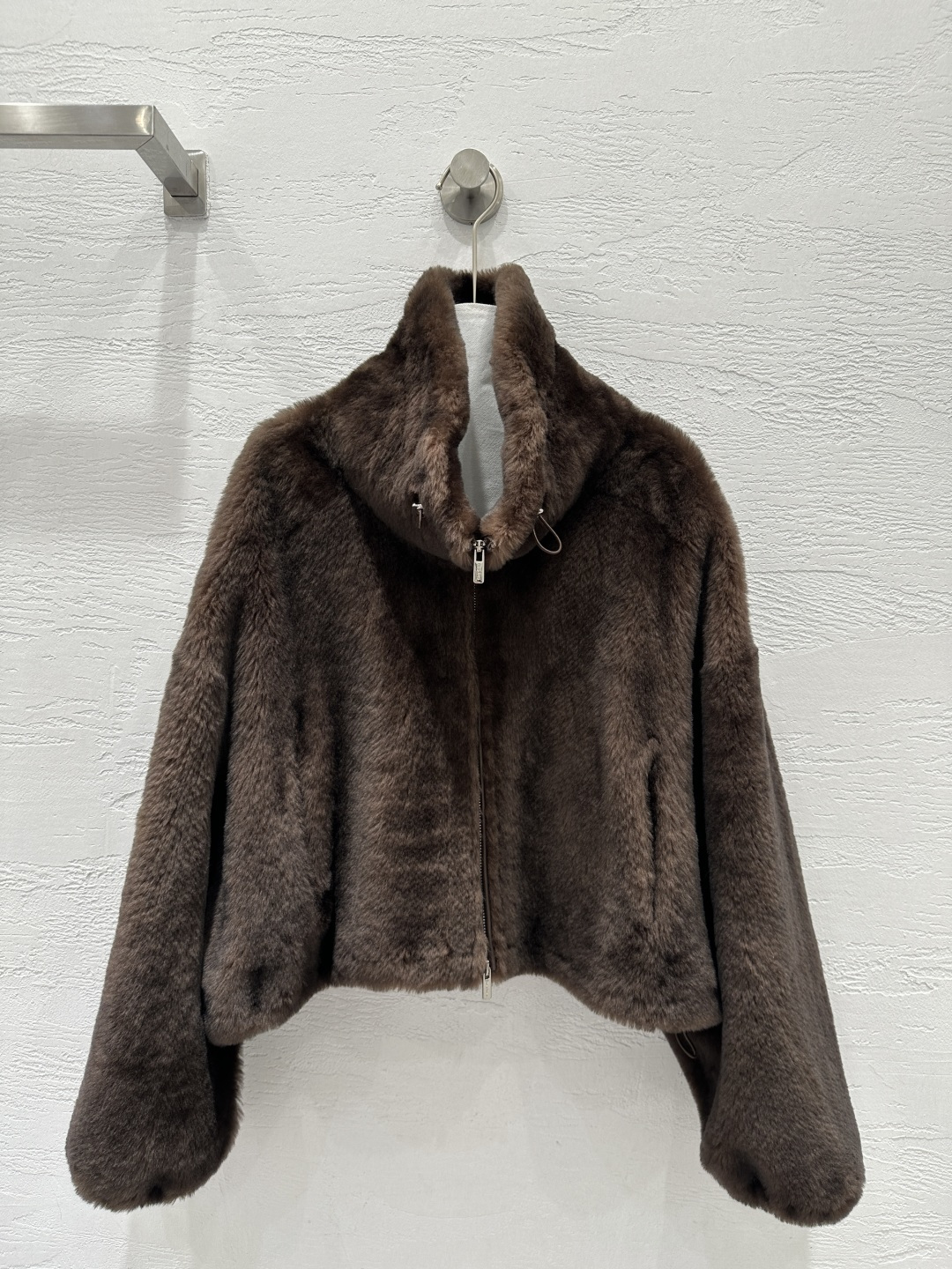 NO:689242,The exclusive first release of high-end original quality Mium*u25 new autumn and winter products imported merino two-color fur one-piece jacket!  Natural hair feels dense and super fine!  The classic stand-up lapels and loose A-line shape make the upper body look very lazy and handsome when wrapped casually. It is versatile and easy to match!  The upper body has an age-reducing and casual girlish temperament. The fur side is facing the outer side and the leather side is facing in, perfect for verification of pure handicraft details!  The original and customized hardware accessories are of unparalleled quality!  The loose version keeps you warm and refuses to be bulky. I love the perfect workmanship and the quality. Look at the details!  Three-color SML. M size bust 132, dropped shoulder sleeve length 75, dress length 51., Miu Miu-clothing, miumiu, jackets & coats, jackets & coats,19860909独家首发高端原单品质Mium*u25秋冬新品 进口美利奴双色皮毛一体夹克外套！天然毛感密实超细腻！经典立翻领宽松A字版型上身随便一裹就很慵懒帅气的感觉,百搭不挑人！上身减龄休闲少女气质.毛面朝外皮面朝里完美纯手工艺细节验证！定原版定制五金配件质感无敌啦！宽松版的版型,保暖拒绝臃肿超级大爱完美做工品质看细节！三色SML. M码胸围132,落肩袖长75,衣长51.,缪缪-服装,miumiu,jackets & coats,jackets & coats,,Women's clothing