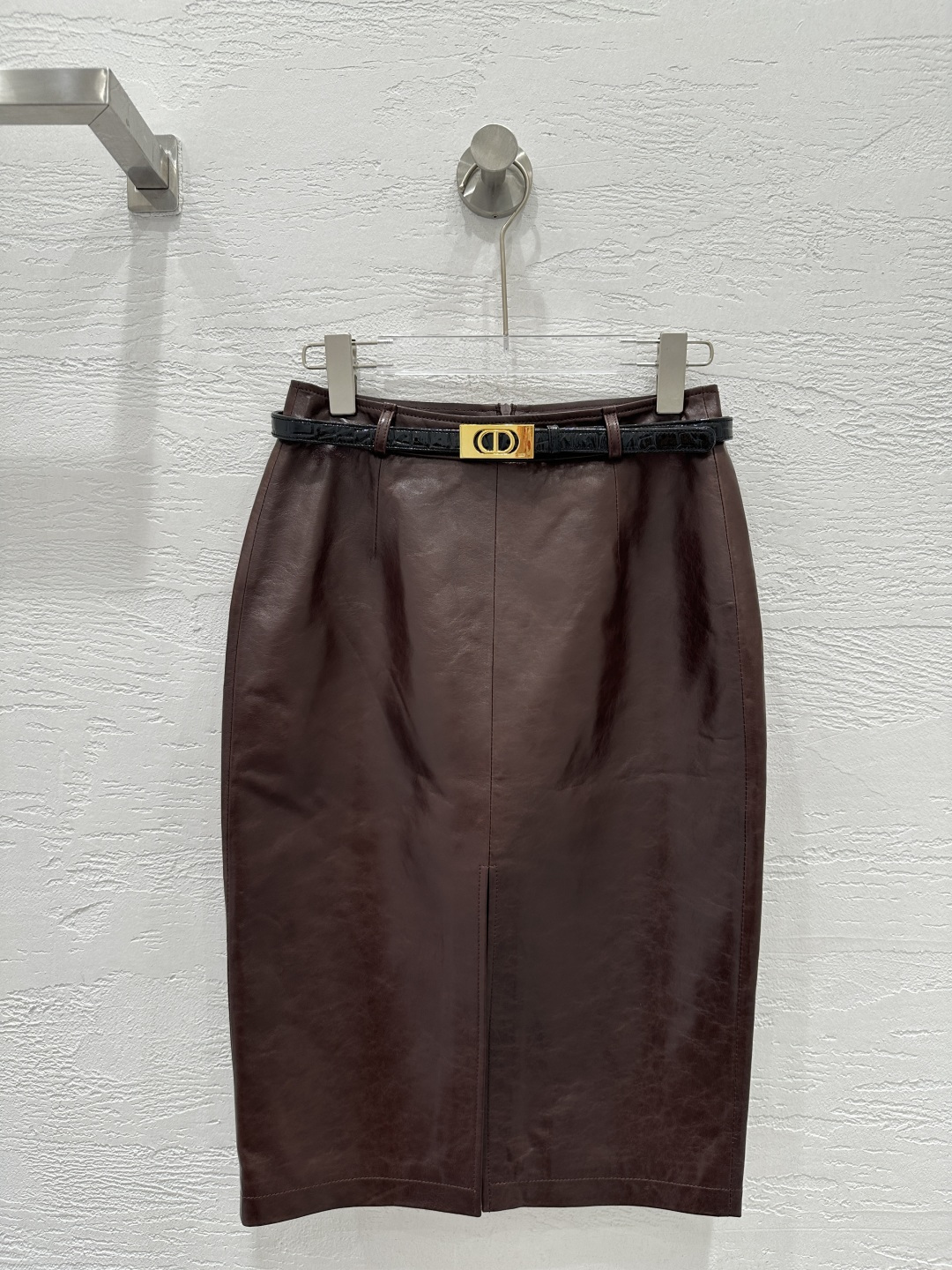 NO:689535,The exclusive first release of high-end original quality D*or26 early spring new product, imported top-grade lambskin slim-fitting hip-hugging long skirt!  Imported lambskin, original customized front slit design, high-end fashionable style item!  The goddess with both A and sassy temperament has a huge upper body and looks slim!  The three-dimensional silhouette is versatile and not picky. The perfect workmanship quality depends on the details. Five colors S-XL. M size waist 66, hip 90, skirt length 60., Dior-clothing, dior, skirts, sheepskin,19860909独家首发高端原单品质D*or26早春新品 进口顶级小羊皮修身包臀长半裙！进口小羊皮,原版定制前开叉设计高级时髦气质单品！又A又飒气质女神上身巨显瘦！立体裁版型百搭不挑人.完美做工品质看细节.五色S-XL. M码腰围66,臀围90,裙长60.,迪奥-服装,dior,skirts,sheepskin,,Women's clothing