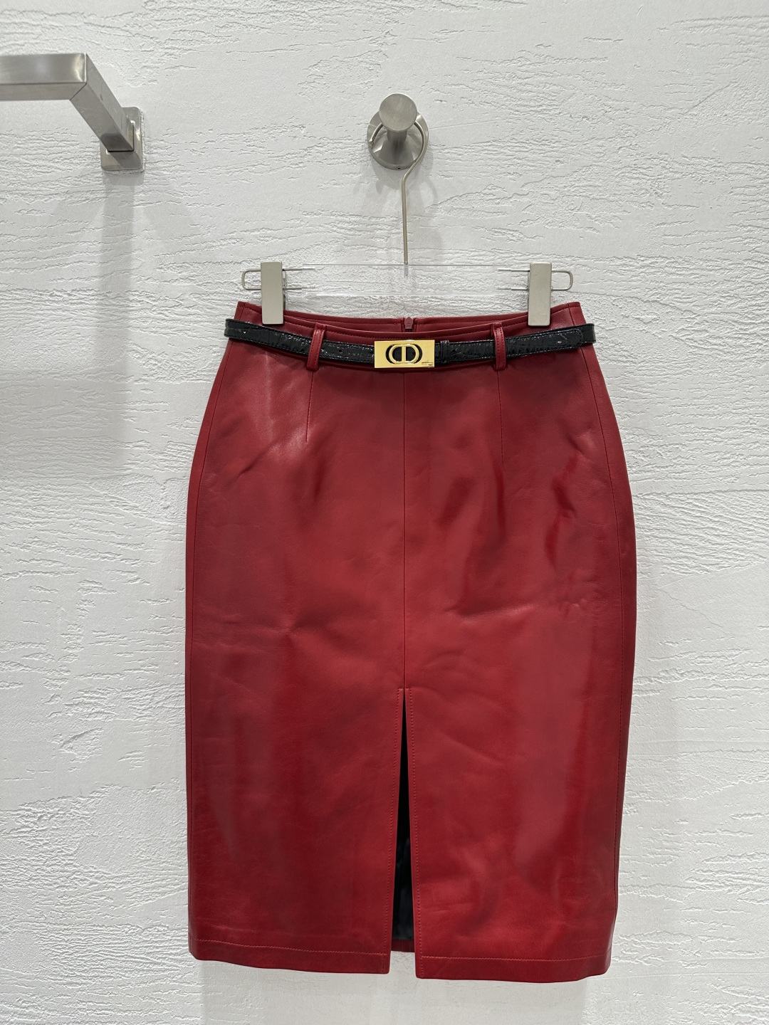 NO:891958,The exclusive first release of high-end original quality D*or26 early spring new product, imported top-grade lambskin slim-fitting hip-hugging long skirt!  Imported lambskin, original customized front slit design, high-end fashionable style item!  The goddess with both A and sassy temperament has a huge upper body and looks slim!  The three-dimensional silhouette is versatile and not picky. The perfect workmanship quality depends on the details. Five colors S-XL. M size waist 66, hip 90, skirt length 60., Dior-clothing, dior, skirts, sheepskin,19860909独家首发高端原单品质D*or26早春新品 进口顶级小羊皮修身包臀长半裙！进口小羊皮,原版定制前开叉设计高级时髦气质单品！又A又飒气质女神上身巨显瘦！立体裁版型百搭不挑人.完美做工品质看细节.五色S-XL. M码腰围66,臀围90,裙长60.,迪奥-服装,dior,skirts,sheepskin,,Women's clothing