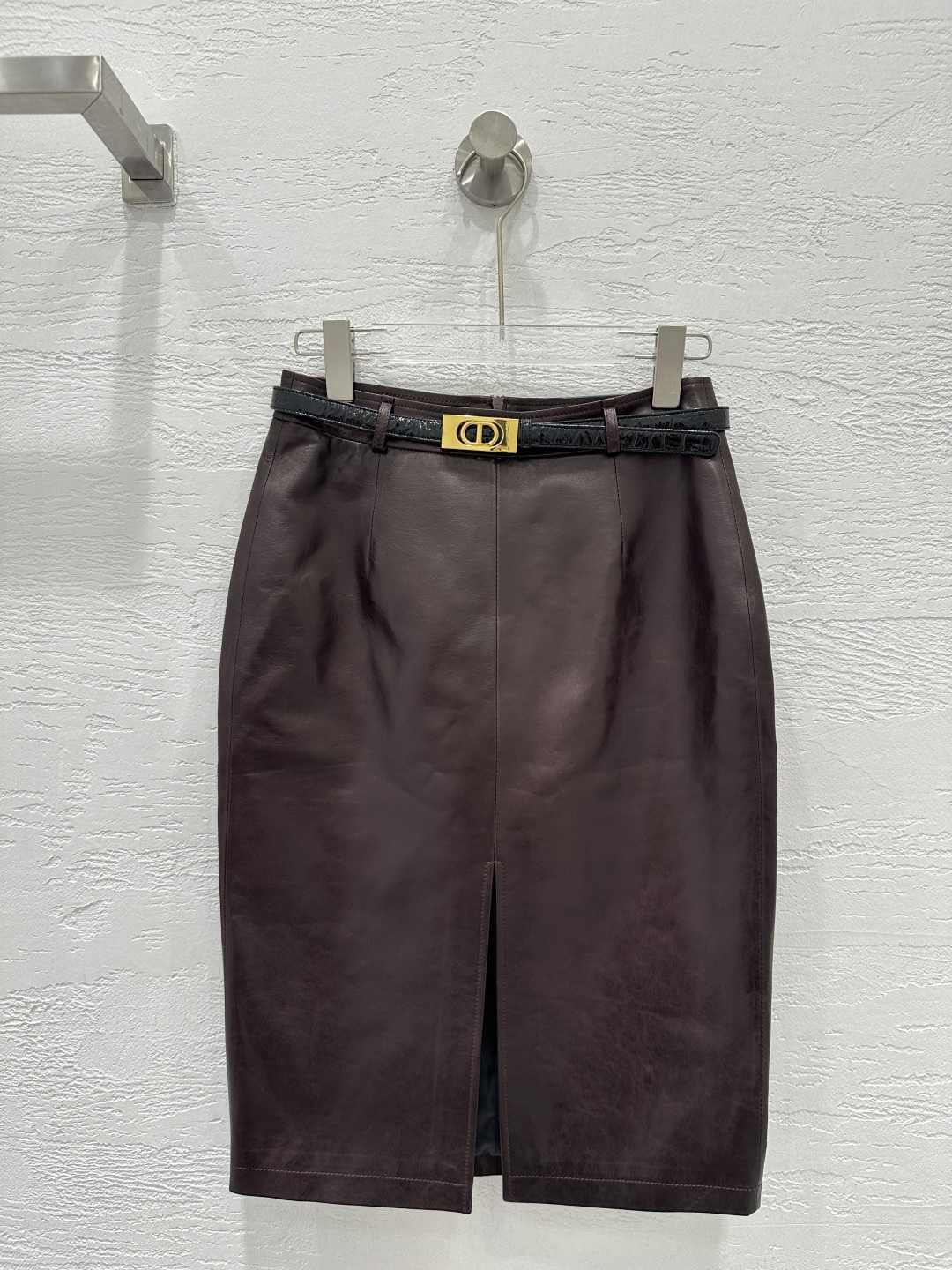 NO:891967,The exclusive first release of high-end original quality D*or26 early spring new product, imported top-grade lambskin slim-fitting hip-hugging long skirt!  Imported lambskin, original customized front slit design, high-end fashionable style item!  The goddess with both A and sassy temperament has a huge upper body and looks slim!  The three-dimensional silhouette is versatile and not picky. The perfect workmanship quality depends on the details. Five colors S-XL. M size waist 66, hip 90, skirt length 60., Dior-clothing, dior, skirts, sheepskin,19860909独家首发高端原单品质D*or26早春新品 进口顶级小羊皮修身包臀长半裙！进口小羊皮,原版定制前开叉设计高级时髦气质单品！又A又飒气质女神上身巨显瘦！立体裁版型百搭不挑人.完美做工品质看细节.五色S-XL. M码腰围66,臀围90,裙长60.,迪奥-服装,dior,skirts,sheepskin,,Women's clothing