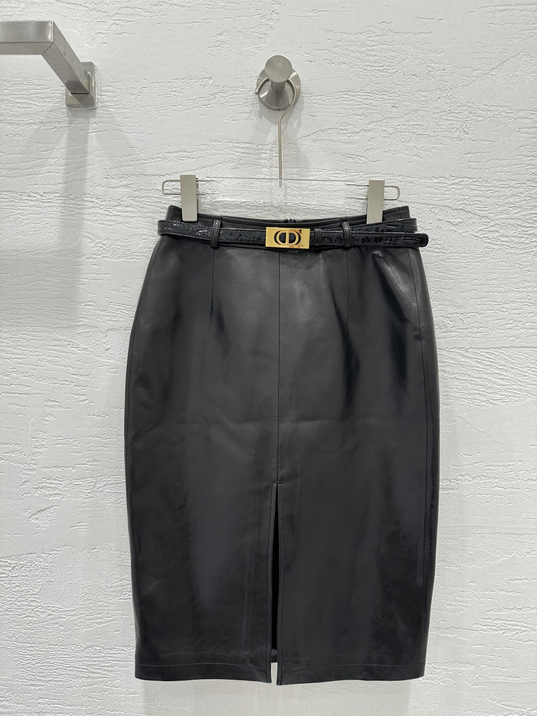 NO:891974,The exclusive first release of high-end original quality D*or26 early spring new product, imported top-grade lambskin slim-fitting hip-hugging long skirt!  Imported lambskin, original customized front slit design, high-end fashionable style item!  The goddess with both A and sassy temperament has a huge upper body and looks slim!  The three-dimensional silhouette is versatile and not picky. The perfect workmanship quality depends on the details. Five colors S-XL. M size waist 66, hip 90, skirt length 60., Dior-clothing, dior, skirts, sheepskin,19860909独家首发高端原单品质D*or26早春新品 进口顶级小羊皮修身包臀长半裙！进口小羊皮,原版定制前开叉设计高级时髦气质单品！又A又飒气质女神上身巨显瘦！立体裁版型百搭不挑人.完美做工品质看细节.五色S-XL. M码腰围66,臀围90,裙长60.,迪奥-服装,dior,skirts,sheepskin,,Women's clothing