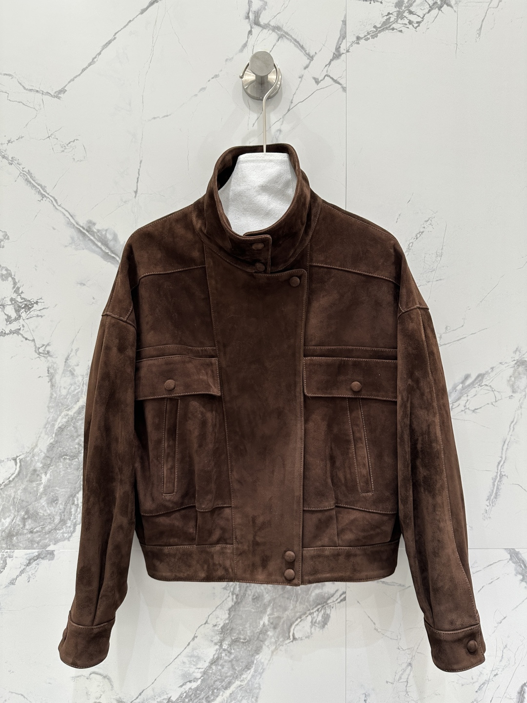 NO:689533,The exclusive first launch of high-end original quality Sain*Laurent26 early spring new product, retro, modern and fashionable high-definition suede leather jacket!  Double pocket silhouette jacket!  Original custom imported suede lambskin, the leather is flexible and delicate!  The three-dimensional tailoring has an elastic hem and a neat collar. It is simple yet detailed, and the retro American college-style classic design is a huge favorite!  A casual and casual style, with a fashionable and high-end temperament!  Perfect workmanship quality depends on the details!  Two colors S-XL. M size bust 116, dropped shoulder sleeve length 70, dress length 52.,Saint Laurent-clothing,saint laurent,saint laurent,jackets & coats,jackets & coats,leather jacket,sheepskin,chamois leather,19860909独家首发高端原单品质Sain*Laurent26早春新品 复古摩登时髦高定麂皮绒皮衣！双口袋廓形夹克外套！原版定制进口麂皮绒小羊皮,皮质柔韧又细腻！立体剪裁设有松紧下摆和利落的衣领.简约不失细节感,复古美式学院风经典设计超级大爱！又A又飒随性的慵懒风,气质时髦又高级！完美做工品质看细节！两色S-XL. M码胸围116,落肩袖长70,衣长52.,圣罗兰-服装,saint laurent,saint laurent,jackets & coats,jackets & coats,leather jacket,sheepskin,chamois leather,,Women's clothing