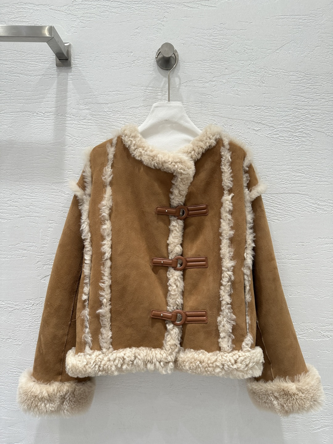 NO:689531,The exclusive first release of high-end original quality Lo*we25 new autumn and winter products, suede imported fur one-piece jacket!  Exclusive customized suede surface craftsmanship!  The classic customized H-shaped upper body is luxurious and elegant. It is versatile, fashionable and handsome, and the upper body can be matched with any style!  Flat leather board with perfect pure handicraft details verified!  The round neck button-side design is high-end and fashionable!  The delicate hair texture creates a gentle and elegant sense of luxury!  Keep warm and refuse to be bloated. The color is super correct and I love the perfect workmanship. Look at the details. One color SML. M size bust 116, shoulder width 53, sleeve length 55, dress length 60., Loewe-clothing, loewe, jackets & coats, jackets & coats, chamois leather,19860909独家首发高端原单品质Lo*we25秋冬新品 麂皮绒进口皮毛一体夹克外套！独家定制麂皮绒面工艺！经典定制H版型上身奢华大气.百搭时髦又帅气上身可甜可盐风格百搭！平整皮板完美纯手工艺细节验证！圆领扣畔设计高级又时尚！细腻毛质感打造温柔大方的高级感！保暖拒绝臃肿颜色超正超级大爱完美做工品质看细节.一色SML. M码胸围116,肩宽53,袖长55,衣长60.,罗意威-服装,loewe,jackets & coats,jackets & coats,chamois leather,,Women's clothing