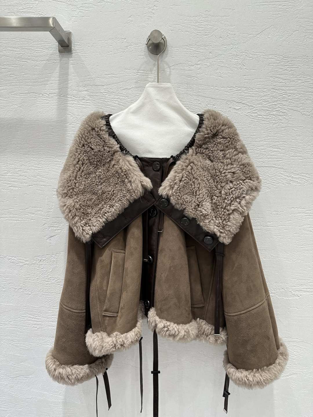 NO:700913,The exclusive first release of high-end original quality Isabel25 new autumn and winter product suede imported fur one-piece jacket!  Exclusive customized suede surface craftsmanship!  The classic customized H-shaped upper body is luxurious and elegant. It is versatile, fashionable and handsome, and the upper body can be matched with any style!  Flat leather board with perfect pure handicraft details verified!  The large lapel design is high-end and fashionable!  The delicate hair texture creates a gentle and elegant sense of luxury!  Keep warm and refuse to be bloated. The color is super correct. I love the perfect workmanship and quality. Look at the details. One color SML. M size bust 126, dropped shoulder sleeve length 74, dress length 59., women's clothing, jackets & coats, jackets & coats, chamois leather,19860909独家首发高端原单品质Isabel25秋冬新品 麂皮绒进口皮毛一体夹克外套！独家定制麂皮绒面工艺！经典定制H版型上身奢华大气.百搭时髦又帅气上身可甜可盐风格百搭！平整皮板完美纯手工艺细节验证！大翻领设计高级又时尚！细腻毛质感打造温柔大方的高级感！保暖拒绝臃肿颜色超正超级大爱完美做工品质看细节.一色SML. M码胸围126,落肩袖长74,衣长59.,女装,jackets & coats,jackets & coats,chamois leather,,Women's clothing