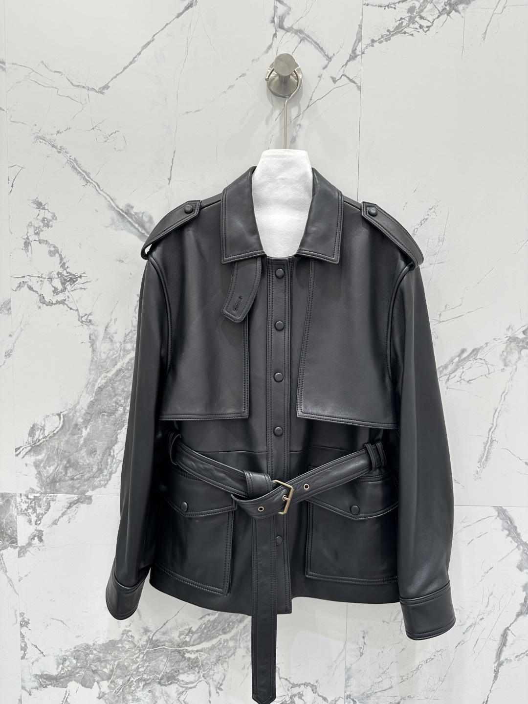 NO:700924,Exclusive first release of high-end original quality Sain*Laurent genuine leather jacket of the same style as Song Jia star!  Elegant and ladylike girly style!  Belt with large pockets is versatile and fashionable!  Imported sheep leather has a soft, waxy and delicate texture!  Elegant and handsome. Fashionable and high-end tone!  The perfect three-dimensional tailoring makes the upper body look slimmer!  Perfect workmanship quality depends on the details!  Two-color SML. M size bust 114, shoulder width 46, sleeve length 59, dress length 68., saint laurent-clothing, saint laurent, saint laurent, jackets & coats, jackets & coats, sheepskin,19860909独家首发高端原单品质Sain*Laurent 宋佳明星同款真皮皮夹克外套！气质名媛少女风！大口袋系腰带不挑人百搭又时髦！进口绵羊皮质感软糯细腻！优雅又帅气.时髦又高级的调调！完美立体剪裁版型上身巨显瘦！完美做工品质看细节！两色SML. M码胸围114,肩宽46,袖长59,衣长68.,圣罗兰-服装,saint laurent,saint laurent,jackets & coats,jackets & coats,sheepskin,,Women's clothing