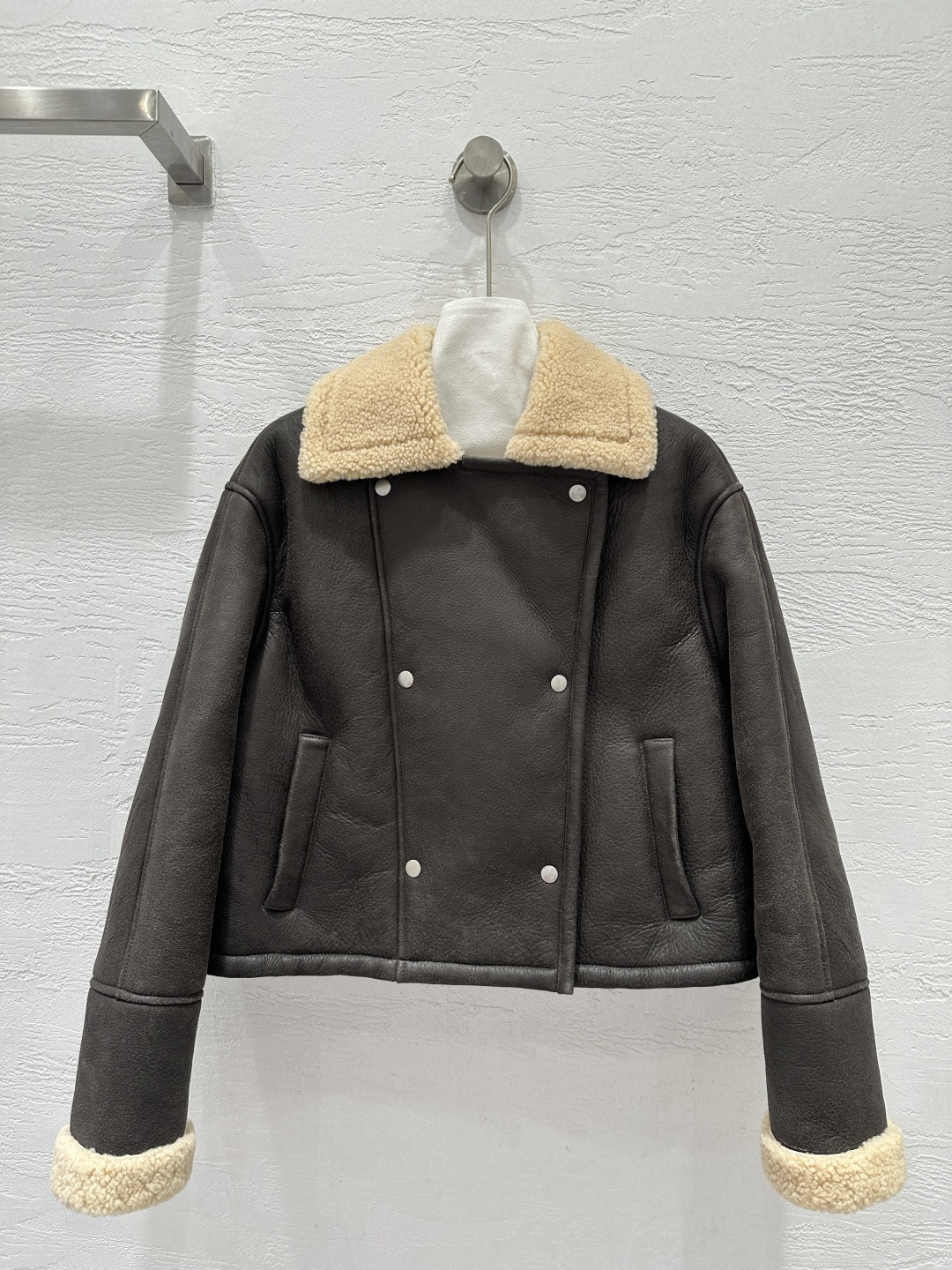 NO:702006,The exclusive first release of high-end original quality Lo*we25 new autumn and winter product imported Alpine lamb fur all-in-one small jacket!  The natural grain hair feels dense and delicate!  Temperamental lapels, small and short style, upper body, age-reducing, casual girly temperament, versatile and not picky!  The double-breasted design is minimalist, advanced and fashionable!  I love it for keeping you warm and refusing to be bloated. The fur side is facing the outside and the skin is facing in. It is perfectly hemmed and made by hand!  Original custom hardware accessories!  Perfect workmanship quality depends on the details!  One color SML. M size bust 114, shoulder width 50, sleeve length 56, dress length 52., Loewe-clothing, loewe, jackets & coats,19860909独家首发高端原单品质Lo*we25秋冬新品 进口阿尔卑斯小羊羔皮毛一体小外套！天然颗粒毛感密实超细腻！气质翻领小短款,版型上身减龄休闲少女气质百搭不挑人！双排扣设计极简风高级又时髦！保暖拒绝臃肿超级大爱 毛面朝外皮面朝里完美包边纯手工打造！原版定制五金配件！完美做工品质看细节！一色SML. M码胸围114,肩宽50,袖长56,衣长52.,罗意威-服装,loewe,jackets & coats,,Women's clothing