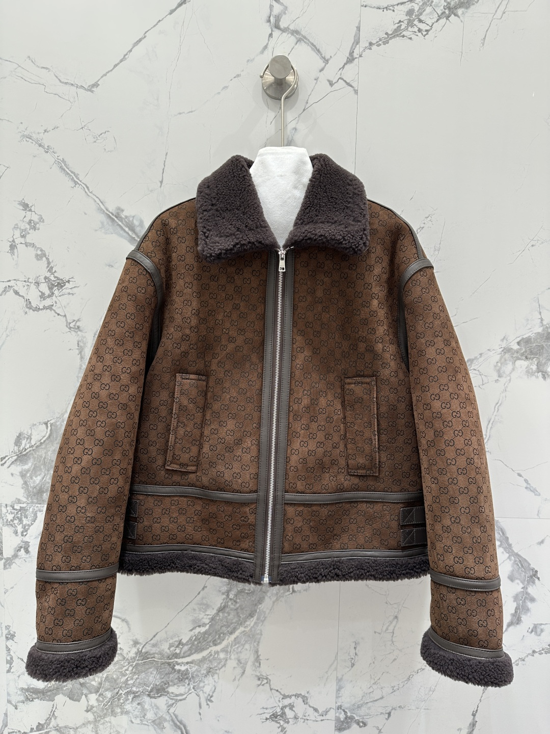 NO:873770,The exclusive first release of high-end original quality Guc*i logo embossed merino fur one-piece jacket!  It is made of imported Merino fur particles. The fur is full and thick, with a full grainy feel!  It feels delicate and soft, and the upper body is super warm. Original customized motorcycle style, simple and elegant!  Full body logo design, super western style!  The wiring is neat and the workmanship is fine!  The small lapel design is windproof and warm!  Highly recommended, perfect workmanship quality, look at the details!  Two-color SML. M size bust 118, shoulder width 50, sleeve length 58, dress length 58., Gucci-clothing, gucci, gucci, jackets & coats,19860909独家首发高端原单品质Guc*i logo压花美丽奴皮毛一体外套！选用进口美丽奴颗粒皮毛一体,毛质饱满厚实,颗粒感满满！手感细腻软糯,上身超级保暖 原版定制机车版型,简单大气！满身logo设计,超洋气！走线工整,做工精细 ！小翻领设计防风又保暖！强烈推荐款完美做工品质看细节！两色SML. M码胸围118,肩宽50,袖长58,衣长58.,古驰-服装,gucci,gucci,jackets & coats,,Women's clothing