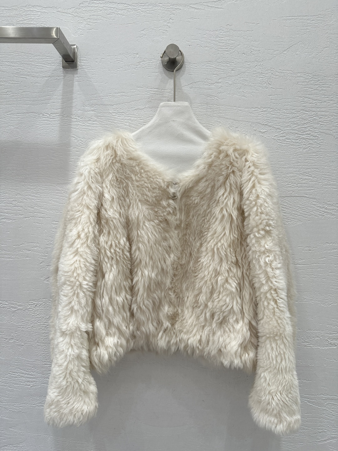 NO:700920,The exclusive first release of high-end original quality Brunello Cucin*25 new autumn and winter imported Tuscan fur one-piece short jacket!  Natural hair feels dense and fine!  The short version of the fashionable jacket is both sweet and salty!  The upper body is full of age-reducing casual motorcycle style!  The classic round neck design is minimalist, advanced and fashionable!  The fur side faces the outer skin and the leather side faces in, perfect for verification of pure handicraft details!  Keep warm, refuse to be bloated, love the perfect workmanship and look at the details!  One color SML. Size M bust 120, shoulder width 50, sleeve length 54, dress length 53., women's clothing, brunello cucinelli, jackets & coats, jackets & coats,19860909独家首发高端原单品质BrunelloCucin*25秋冬新品 进口托斯卡纳皮毛一体短款夹克外套！天然毛感密实超细腻！时髦夹克小短款版型可甜可盐！上身减龄休闲机车范儿十足！经典圆领设计极简风高级又时髦！毛面朝外皮面朝里完美纯手工艺细节验证！保暖拒绝臃肿超级大爱完美做工品质看细节！一色SML. M码胸围120,肩宽50,袖长54,衣长53.,女装,brunello cucinelli,jackets & coats,jackets & coats,,Women's clothing