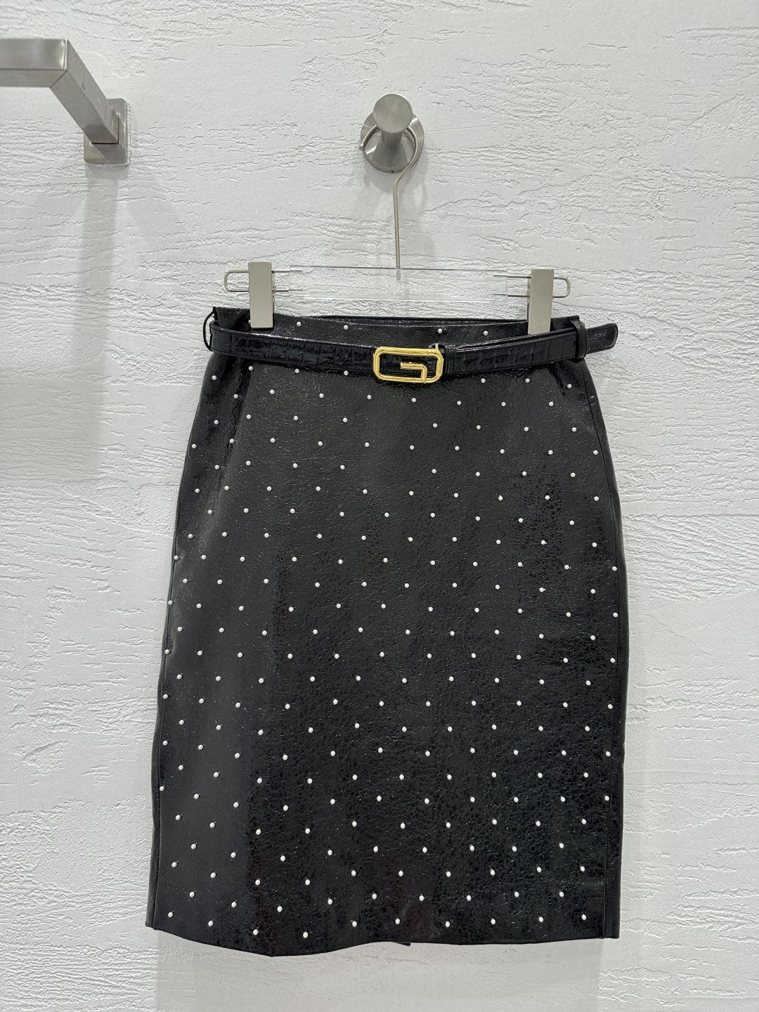 NO:776557,The exclusive first release of high-end original quality Guc*i26 early spring new product imported top lambskin heavy craftsmanship pearl slim fit hip-covering long skirt!  Imported lambskin, original customized rear slit design, high-end fashionable style item!  The goddess with both A and sassy temperament has a huge upper body and looks slim!  The three-dimensional silhouette is versatile and not picky. The perfect workmanship quality depends on the details. Four colors S-XL. M size bust 64, hip 88, skirt length 55., Gucci-clothing, gucci, gucci, skirts, sheepskin,19860909独家首发高端原单品质Guc*i26早春新品 进口顶级小羊皮重工艺珍珠修身包臀长半裙！进口小羊皮,原版定制后开叉设计高级时髦气质单品！又A又飒气质女神上身巨显瘦！立体裁版型百搭不挑人.完美做工品质看细节.四色S-XL. M码胸围64,臀围88,裙长55.,古驰-服装,gucci,gucci,skirts,sheepskin,,Women's clothing