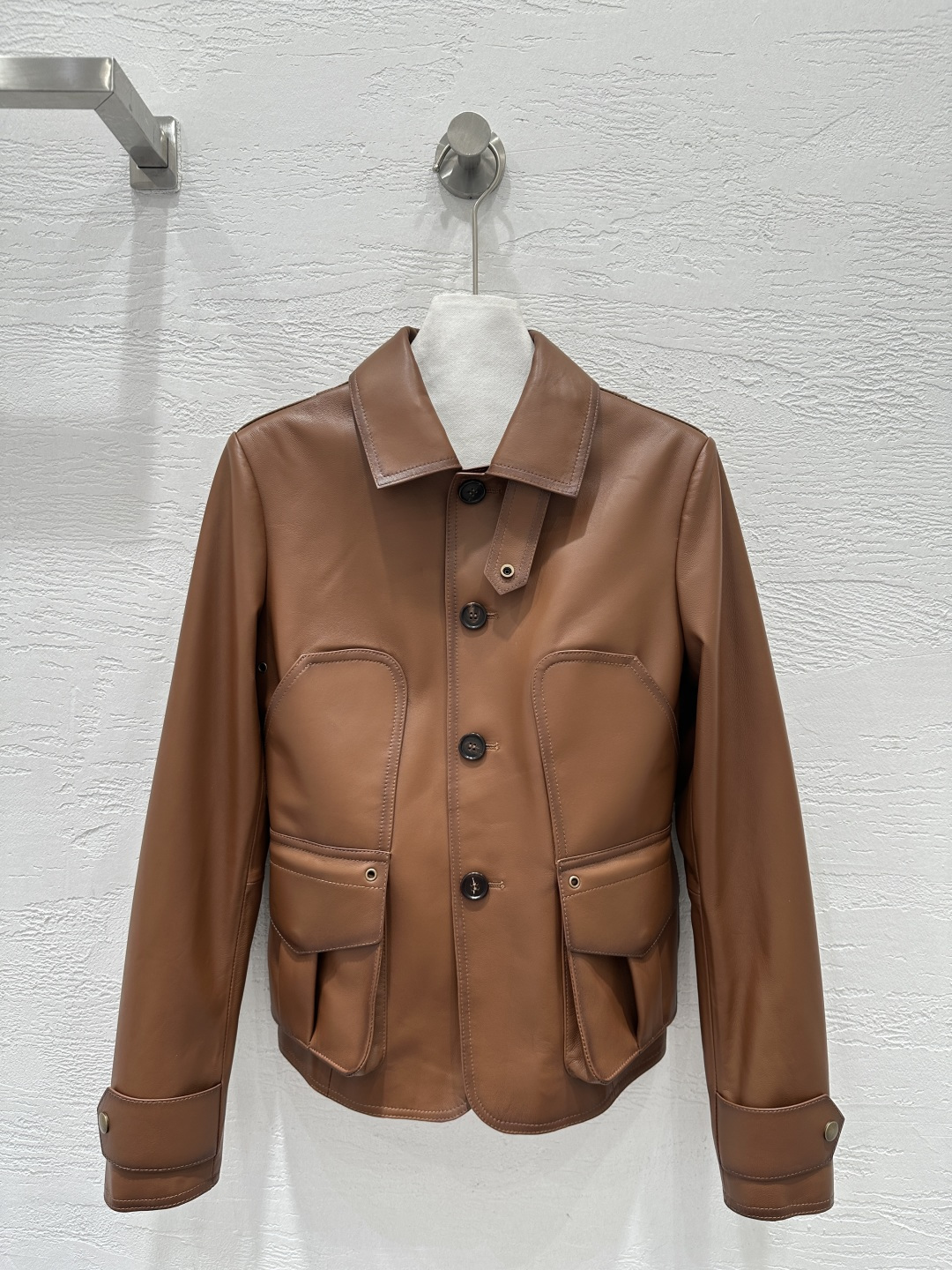 NO:723213,Exclusive first release of original quality Ralph.L26 early spring new product, rich American style classic college style lambskin knight jacket!  Top quality leather is super delicate!  Hand-made oiled edge, distressed coloring process. Cargo pockets, three-dimensional curved tailoring and waist-cinching version, the upper body is slimming. White and rich, a must-have fashionable item. Imported New Zealand lambskin. The version is versatile and does not pick on the upper body. Super perfect workmanship and quality. Look at the details!  One color S-XL. Size S bust 84, shoulder width 38, waist 70, sleeve length 61, dress length 55., women's clothing, loro piana,jackets & coats,jackets & coats,sheepskin,19860909独家首发原单品质拉夫劳*Ralph.L26早春新品 浓郁美式风经典学院风小羊皮骑士夹克外套！顶级皮质超级细腻！手工油边做旧擦色工艺.工装口袋立体弧型剪裁收腰版型上身巨显瘦.白富美必入时髦单品.进口新西兰小绵羊皮.版型百搭不挑人上身超级正完美做工品质看细节！一色S-XL. S码胸围84,肩宽38,腰围70,袖长61,衣长55.,女装,loro piana,jackets & coats,jackets & coats,sheepskin,,Women's clothing