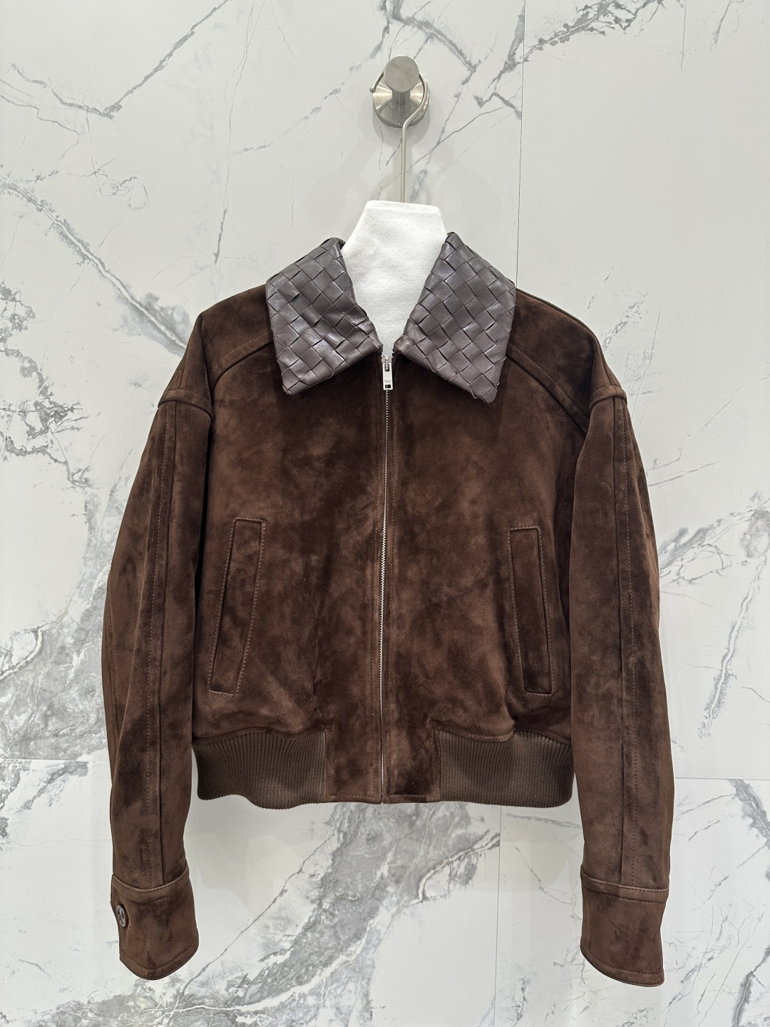 NO:711032,The exclusive first release of high-end original quality Bot*ega veneta26 early spring new product, a retro, modern and fashionable essential short suede jacket!  Braided lapel biker style jacket!  The imported deerskin velvet sheepskin craft leather feels oily, soft and delicate!  I love the retro American college style classic design!  The custom-made original woven plaid lining design has a casual and casual style!  Perfect workmanship quality depends on the details!  Three colors S-XL. M size bust 114, shoulder width 53, sleeve length 55, dress length 52., Bottega Veneta - clothing, bottega veneta, jackets & coats, jackets & coats, sheepskin,19860909独家首发高端原单品质Bot*ega veneta26早春新品 复古摩登时髦精必备短款绒面皮夹克外套！编织翻领机车风夹克外套！进口鹿皮绒羊皮工艺皮质肉感油润柔软又细腻！复古美式学院风经典设计超级大爱！定制原版机织格子里布设计又A又飒随性的慵懒风！完美做工品质看细节！三色S-XL. M码胸围114,肩宽53,袖长55,衣长52.,葆蝶家-服装,bottega veneta,jackets & coats,jackets & coats,sheepskin,,Women's clothing