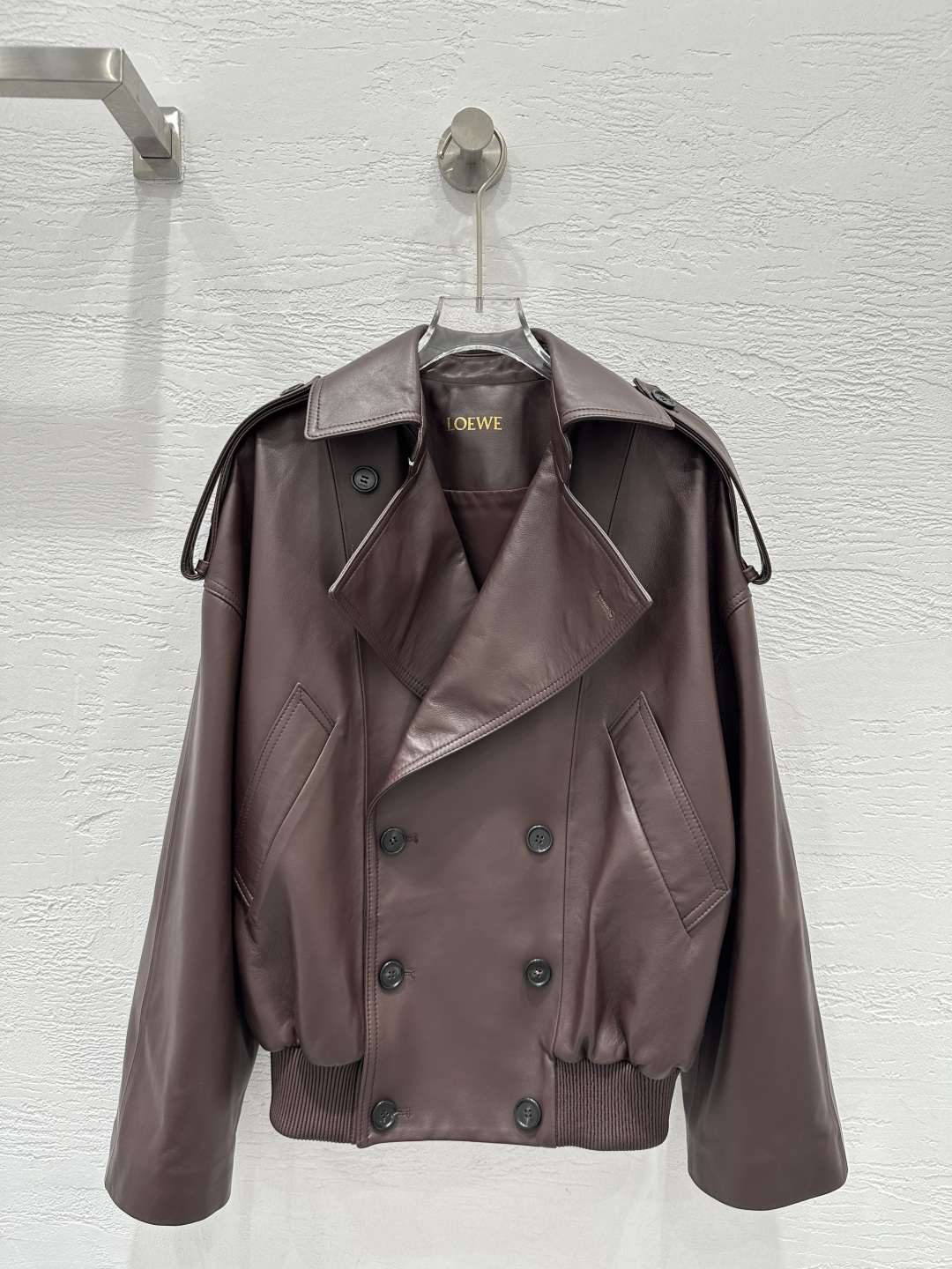 NO:776585,The exclusive first release of high-end original quality Lo*we large power retro modern fashionable leather jacket!  Overzise silhouette motorcycle leather jacket, hem positioning ribbing technology!  The waist design and three-dimensional tailoring look like a simple version but super heavy work!  Top-grade imported lambskin, the leather feels oily, soft and delicate!  Retro American classic, super favorite!  It has a cool and casual lazy style, and the perfect workmanship quality depends on the details!  Two-color SML. S size bust 112, dropped shoulder sleeve length 77, dress length 61., Loewe-clothing, loewe, jackets & coats, leather jacket, sheepskin,19860909独家首发高端原单品质Lo*we 大幂幂同款复古摩登时髦夹克皮衣！overzise廓形机车皮衣,下摆定位罗纹压线工艺！收腰设计立体剪裁看似简单版型超重工！顶级进口小羊皮,皮质肉感油润柔软又细腻！复古美式经典超级大爱！又A又飒随性的慵懒风,完美做工品质看细节！两色SML. S码胸围112,落肩袖长77,衣长61.,罗意威-服装,loewe,jackets & coats,leather jacket,sheepskin,,Women's clothing