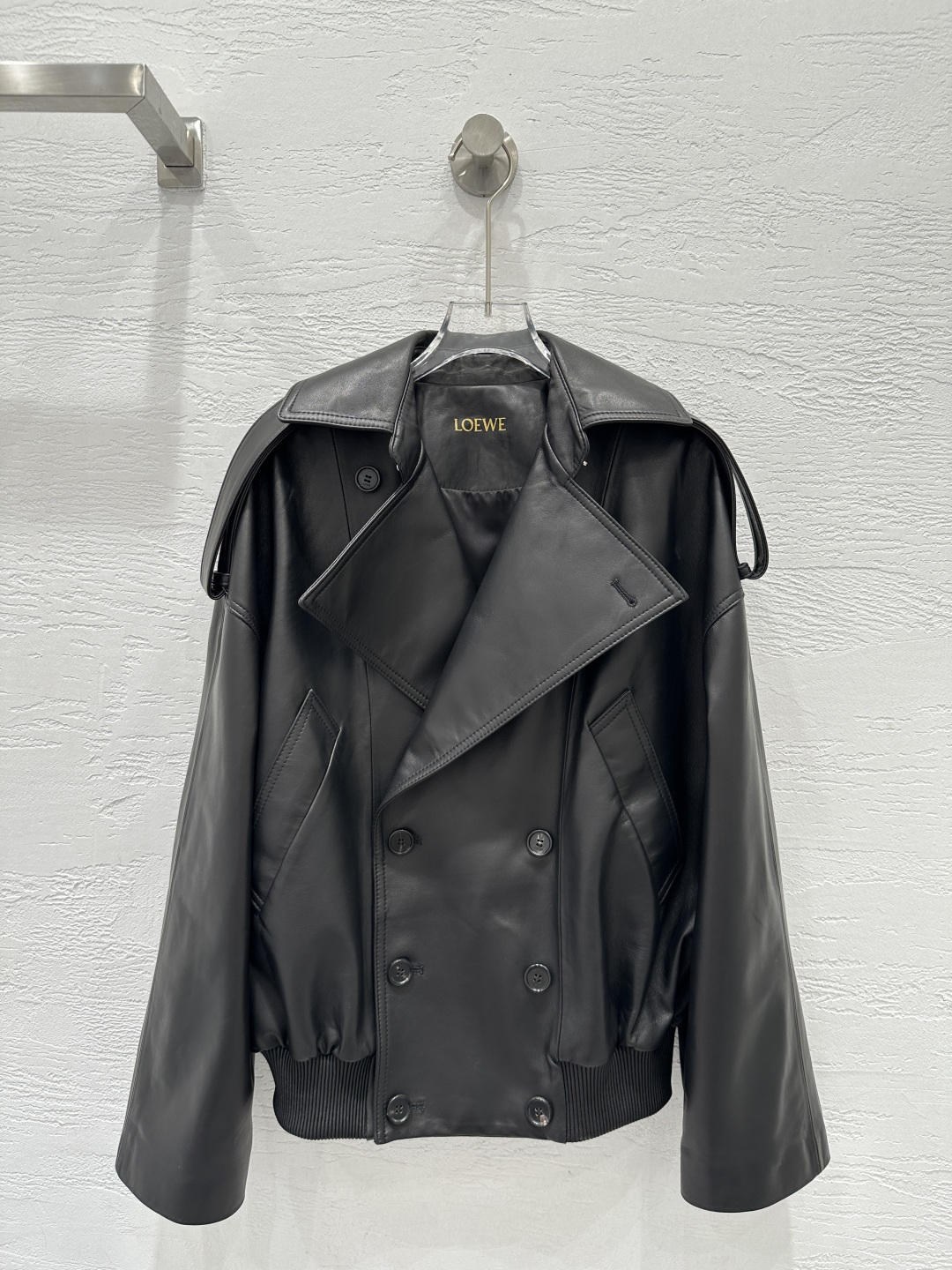 NO:711050,The exclusive first release of high-end original quality Lo*we large power retro modern fashionable leather jacket!  Overzise silhouette motorcycle leather jacket, hem positioning ribbing technology!  The waist design and three-dimensional tailoring look like a simple version but super heavy work!  Top-grade imported lambskin, the leather feels oily, soft and delicate!  Retro American classic, super favorite!  It has a cool and casual lazy style, and the perfect workmanship quality depends on the details!  Two-color SML. S size bust 112, dropped shoulder sleeve length 77, dress length 61., Loewe-clothing, loewe, jackets & coats, leather jacket, sheepskin,19860909独家首发高端原单品质Lo*we 大幂幂同款复古摩登时髦夹克皮衣！overzise廓形机车皮衣,下摆定位罗纹压线工艺！收腰设计立体剪裁看似简单版型超重工！顶级进口小羊皮,皮质肉感油润柔软又细腻！复古美式经典超级大爱！又A又飒随性的慵懒风,完美做工品质看细节！两色SML. S码胸围112,落肩袖长77,衣长61.,罗意威-服装,loewe,jackets & coats,leather jacket,sheepskin,,Women's clothing