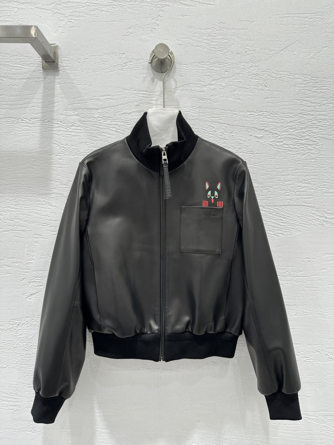 NO:776580,The exclusive first release of high-end original quality Lo*we26 early spring new product, cat co-branded retro baseball jacket and leather jacket!  American modern and fashionable elements can be sweet or salty, top-grade imported lambskin, the leather is oily, soft and delicate!  Retro American classic, super favorite!  It has a cool and casual lazy style, and the perfect fit and workmanship quality depends on the details!  Two-color SML. Size S bust 104, shoulder width 39, sleeve length 61, dress length 52., Loewe-clothing, loewe, jackets & coats, leather jacket, sheepskin,19860909独家首发高端原单品质Lo*we26早春新品 猫咪联名设计复古棒球夹克皮衣！美式摩登时髦元素可甜可盐,顶级进口小羊皮,皮质肉感油润柔软又细腻！复古美式经典超级大爱！又A又飒随性的慵懒风,完美版型做工品质看细节！两色SML. S码胸围104,肩宽39,袖长61,衣长52.,罗意威-服装,loewe,jackets & coats,leather jacket,sheepskin,,Women's clothing