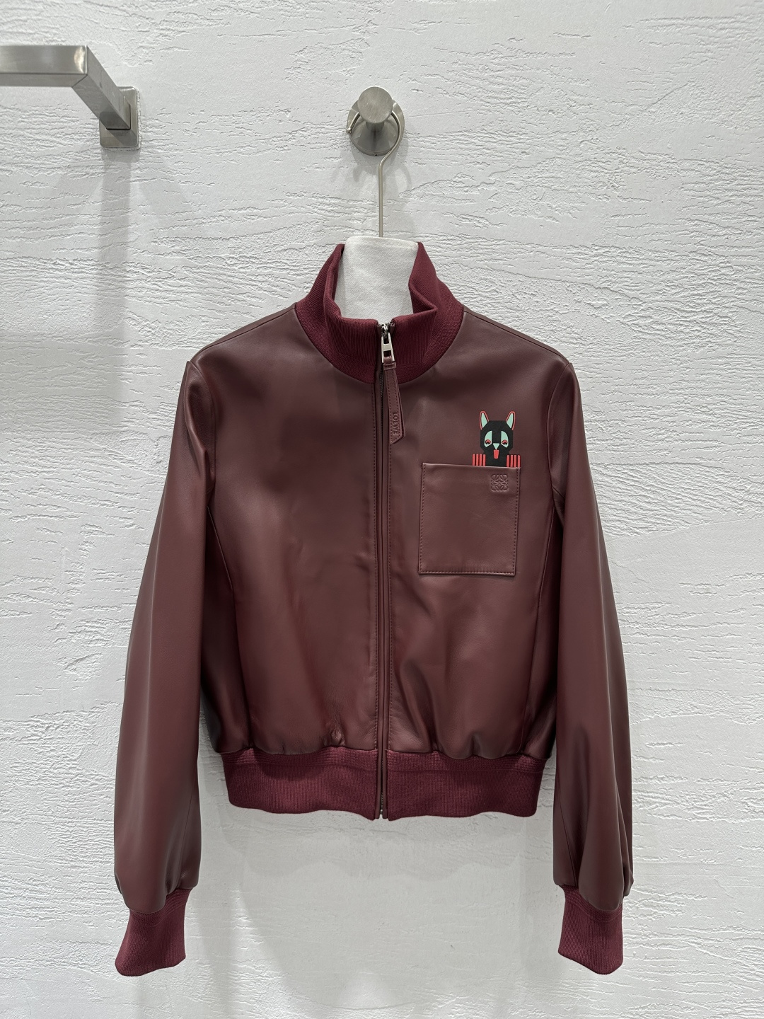 NO:891928,The exclusive first release of high-end original quality Lo*we26 early spring new product, cat co-branded retro baseball jacket and leather jacket!  American modern and fashionable elements can be sweet or salty, top-grade imported lambskin, the leather is oily, soft and delicate!  Retro American classic, super favorite!  It has a cool and casual lazy style, and the perfect fit and workmanship quality depends on the details!  Two-color SML. Size S bust 104, shoulder width 39, sleeve length 61, dress length 52., Loewe-clothing, loewe, jackets & coats, leather jacket, sheepskin,19860909独家首发高端原单品质Lo*we26早春新品 猫咪联名设计复古棒球夹克皮衣！美式摩登时髦元素可甜可盐,顶级进口小羊皮,皮质肉感油润柔软又细腻！复古美式经典超级大爱！又A又飒随性的慵懒风,完美版型做工品质看细节！两色SML. S码胸围104,肩宽39,袖长61,衣长52.,罗意威-服装,loewe,jackets & coats,leather jacket,sheepskin,,Women's clothing