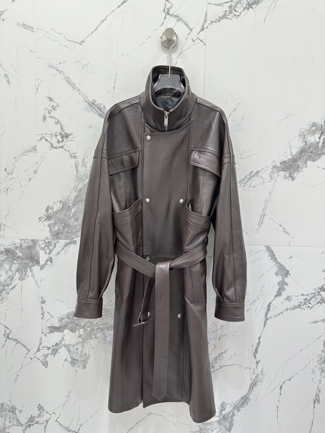 NO:721941,The exclusive first release of high-end original quality Sain*Laurent Yi Mengling's same double-breasted top-quality foam lambskin motorcycle long windbreaker jacket!  Couple style for men and women!  Original purchase!  The custom leather is super delicate!  The elegant stand-up lapel style is chic and high-end!  It can be handsome or turn into a girly girl in seconds. Imported New Zealand lambskin. Original customized wide version, versatile and easy on the upper body. Super genuine imported original hardware accessories. Perfect workmanship, quality depends on the details!  Two colors S-XL. M size bust 130, dropped shoulder sleeve length 82, dress length 113., saint laurent-clothing, saint laurent, saint laurent, jackets & coats, sheepskin,19860909独家首发高端原单品质Sain*Laurent 易梦玲同款双排扣顶级泡皮小羊皮机车长风衣外套！男女同款情侣款！原版购入！定制皮质超级细腻！气质立翻领版型又飒又高级！可以帅气也可以秒变软妹纸.进口新西兰小绵羊皮.原版定制阔版版型百搭不挑人上身超级正进口原版五金配件.完美做工品质看细节！两色S-XL. M码胸围130,落肩袖长82,衣长113.,圣罗兰-服装,saint laurent,saint laurent,jackets & coats,sheepskin,,Women's clothing