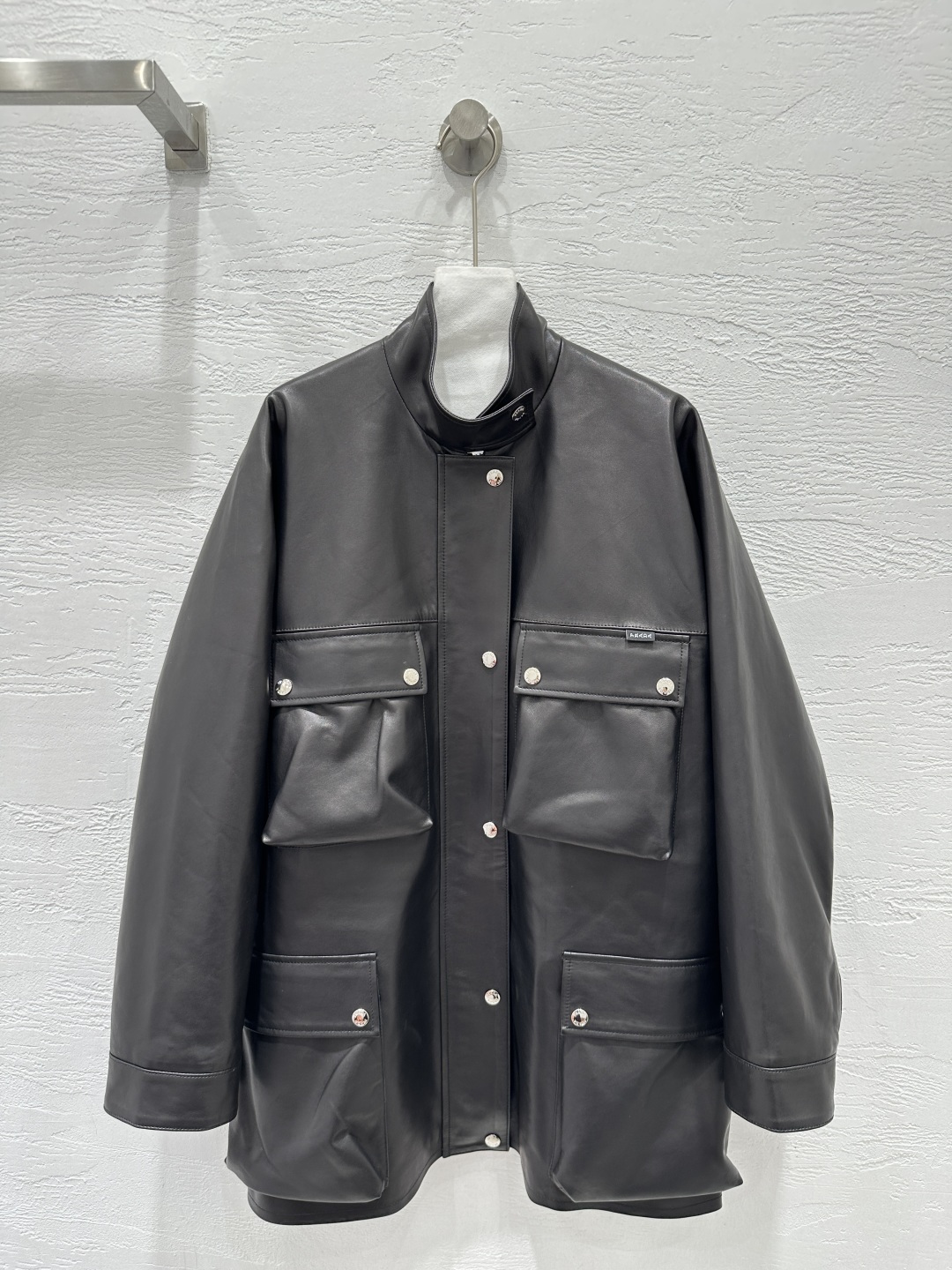 NO:776572,Exclusive first release of original quality Pr*da26 early spring new product Jia Ling's same silhouette motorcycle jacket and long leather jacket for men and women!  Exclusively customized top-grade New Zealand lambskin!  The oil-wax craftsmanship has a full, thick and delicate texture, and the H-shaped version is high-end, fashionable and handsome, making the upper body look slimmer!  Three-dimensional cutting version is versatile and not picky, custom quilted lining design. Original custom hardware accessories, perfect workmanship quality depends on the details. Two-color SML. M size bust 120, dropped shoulder sleeve length 76, dress length 80., Prada - clothing, prada, jackets & coats, jackets & coats, leather jacket, sheepskin,19860909独家首发原单品质Pr*da26早春新品 贾玲同款男女同款廓形机车夹克长款皮衣外套！独家定制顶级新西兰小羊皮！油蜡工艺质感饱满厚实细腻,H版型高级时髦又帅气上身巨显瘦！立体裁剪版型百搭不挑人,定制夹棉内衬设计.原版定制五金配件,完美做工品质看细节.两色SML. M码胸围120,落肩袖长76,衣长80.,普拉达-服装,prada,jackets & coats,jackets & coats,leather jacket,sheepskin,,Women's clothing