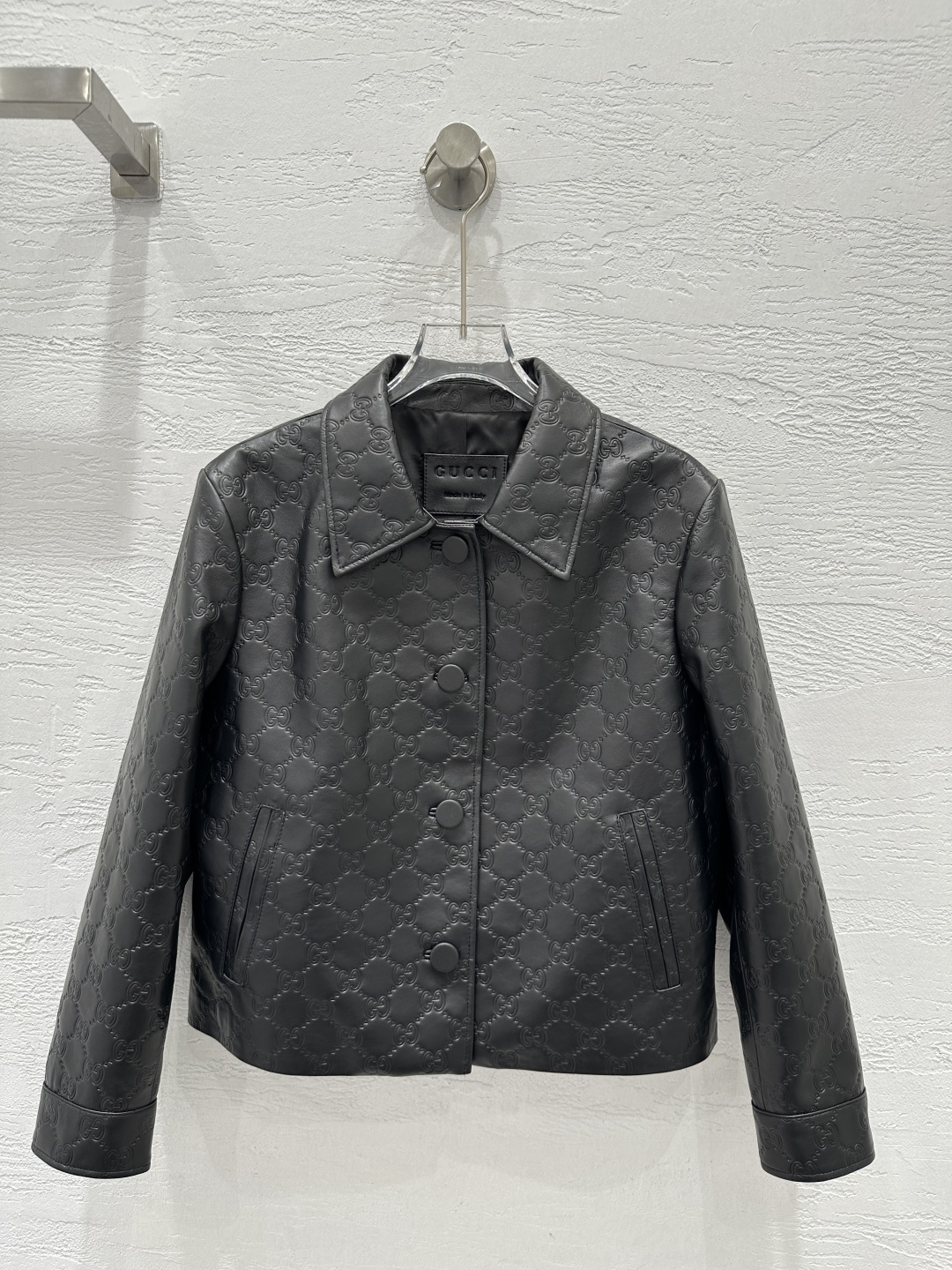 NO:776601,The exclusive first release of high-end original quality Guc*i26 early spring new product, embossed logo genuine leather jacket and small coat!  Positioned embossed logo is a must-have!  Elegant and ladylike girly style!  Original development and customized full positioning printing logo!  The sweet and cool style, off-the-shoulder style is versatile and fashionable!  Imported sheep leather has a soft, waxy and delicate texture!  Elegant and handsome. Fashionable and high-end tone!  The perfect three-dimensional tailoring makes the upper body look slimmer!  Perfect workmanship quality depends on the details!  Two colors S-XL. M size bust 100, shoulder width 41, sleeve length 52, dress length 50., Gucci-clothing,gucci,gucci,jackets & coats,jackets & coats,sheepskin,19860909独家首发高端原单品质Guc*i26早春新品 压花logo真皮夹克小外套！定位压花logo绝绝子！气质名媛少女风！原版开发定制全定位印花logo！甜酷风气质落肩版型不挑人百搭又时髦！进口绵羊皮质感软糯细腻！优雅又帅气.时髦又高级的调调！完美立体剪裁版型上身巨显瘦！完美做工品质看细节！两色S-XL. M码胸围100,肩宽41,袖长52,衣长50.,古驰-服装,gucci,gucci,jackets & coats,jackets & coats,sheepskin,,Women's clothing