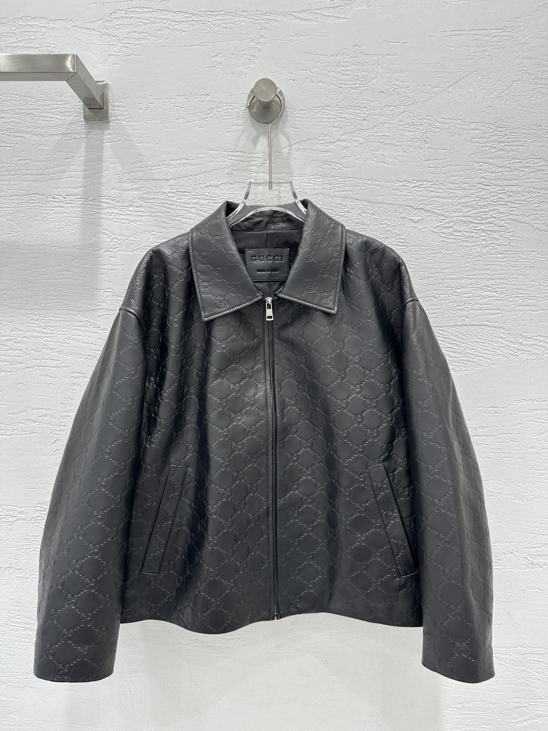 NO:776596,The exclusive first release of high-end original quality Guc*i26 early spring new product embossed logo genuine leather jacket!  Positioned embossed logo is a must-have!  Elegant and ladylike girly style!  Original development and customized full positioning printing logo!  The sweet and cool style, off-the-shoulder style is versatile and fashionable!  Imported sheep leather has a soft, waxy and delicate texture!  Elegant and handsome. Fashionable and high-end tone!  The perfect three-dimensional tailoring makes the upper body look slimmer!  Perfect workmanship quality depends on the details!  Two colors S-XL. M size bust 120, shoulder width 58, sleeve length 50, dress length 59., Gucci-clothing,gucci,gucci,jackets & coats,jackets & coats,sheepskin,19860909独家首发高端原单品质Guc*i26早春新品 压花logo真皮夹克外套！定位压花logo绝绝子！气质名媛少女风！原版开发定制全定位印花logo！甜酷风气质落肩版型不挑人百搭又时髦！进口绵羊皮质感软糯细腻！优雅又帅气.时髦又高级的调调！完美立体剪裁版型上身巨显瘦！完美做工品质看细节！两色S-XL. M码胸围120,肩宽58,袖长50,衣长59.,古驰-服装,gucci,gucci,jackets & coats,jackets & coats,sheepskin,,Women's clothing