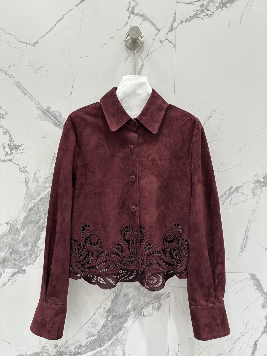 NO:776561,The exclusive first release of the original quality ES King of Lace with heavy craftsmanship and Swiss machine-woven embroidery suede and sheepskin shirt jacket!  Fully closed velvet lambskin on the inside!  The suede leather is awesome!  Imported suede lambskin!  A short design with a lazy temperament!  The H version doesn’t pick on your upper body and makes you look slimmer!  Hand-wrapped buttons, imported leather with delicate and wide natural texture. It feels high-end, casual and grand!  Perfect workmanship quality depends on the details!  Two-color SML. M size bust 102, shoulder width 42, sleeve length 60, dress length 55., women's clothing, jackets & coats, shirts, sheepskin, chamois leather,19860909独家首发原单品质ES蕾丝之王重工艺定位瑞士机缕空刺绣麂皮绒面羊皮衬衫外套！内面全闭绒工艺小羊皮！绒面皮质超赞！进口麂皮小羊皮！气质慵懒的小短款设计！H版型不挑人上身超显瘦！手工包扣,进口皮质自然纹理细腻挺阔.高级感随性又大气！完美做工品质看细节！两色SML. M码胸围102,肩宽42,袖长60,衣长55.,女装,jackets & coats,shirts,sheepskin,chamois leather,,Women's clothing