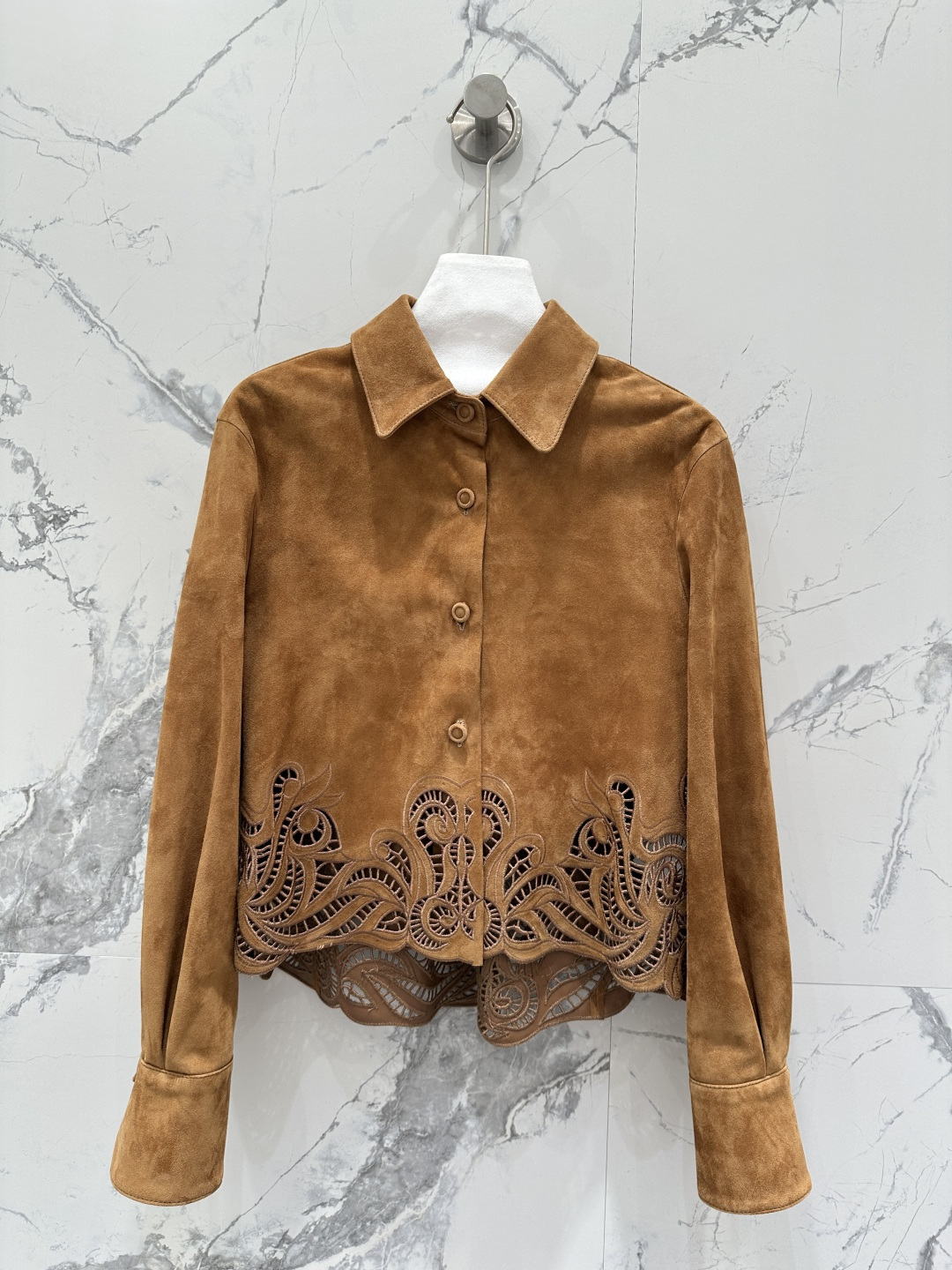 NO:870438,The exclusive first release of the original quality ES King of Lace with heavy craftsmanship and Swiss machine-woven embroidery suede and sheepskin shirt jacket!  Fully closed velvet lambskin on the inside!  The suede leather is awesome!  Imported suede lambskin!  A short design with a lazy temperament!  The H version doesn’t pick on your upper body and makes you look slimmer!  Hand-wrapped buttons, imported leather with delicate and wide natural texture. It feels high-end, casual and grand!  Perfect workmanship quality depends on the details!  Two-color SML. M size bust 102, shoulder width 42, sleeve length 60, dress length 55., women's clothing, jackets & coats, shirts, sheepskin, chamois leather,19860909独家首发原单品质ES蕾丝之王重工艺定位瑞士机缕空刺绣麂皮绒面羊皮衬衫外套！内面全闭绒工艺小羊皮！绒面皮质超赞！进口麂皮小羊皮！气质慵懒的小短款设计！H版型不挑人上身超显瘦！手工包扣,进口皮质自然纹理细腻挺阔.高级感随性又大气！完美做工品质看细节！两色SML. M码胸围102,肩宽42,袖长60,衣长55.,女装,jackets & coats,shirts,sheepskin,chamois leather,,Women's clothing