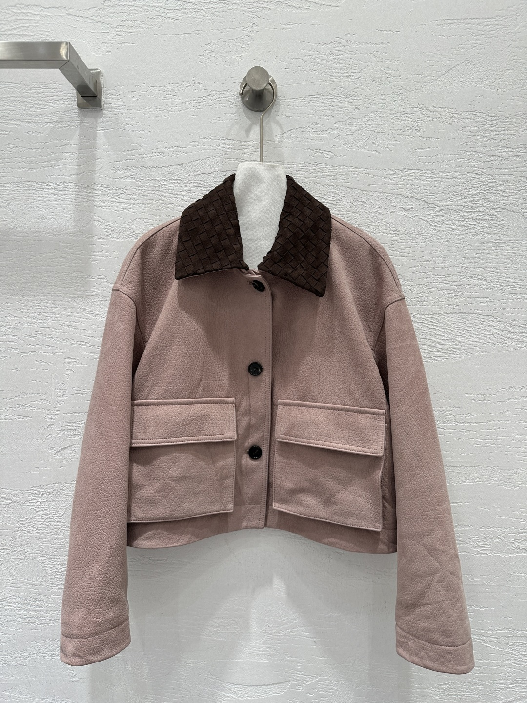 NO:776590,The exclusive first release of high-end original quality Bot*ega veneta26 early spring new product, a retro, modern and fashionable must-have short leather jacket!  Removable woven lapel motorcycle style jacket!  The imported lambskin craft leather feels oily, soft and delicate!  I love the retro American college style classic design!  The large pocket design has a casual and casual style!  Perfect workmanship quality depends on the details!  Five colors from S to19860909独家首发高端原单品质Bot*ega veneta26早春新品 复古摩登时髦精必备短款皮夹克外套！可脱卸编织翻领机车风夹克外套！进口小羊皮工艺皮质肉感油润柔软又细腻！复古美式学院风经典设计超级大爱！大口袋设计又A又飒随性的慵懒风！完美做工品质看细节！五色S-XL. M码胸围106,落肩袖长73,衣长52.,葆蝶家-服装,bottega veneta,jackets & coats,jackets & coats,sheepskin,,Women's clothing