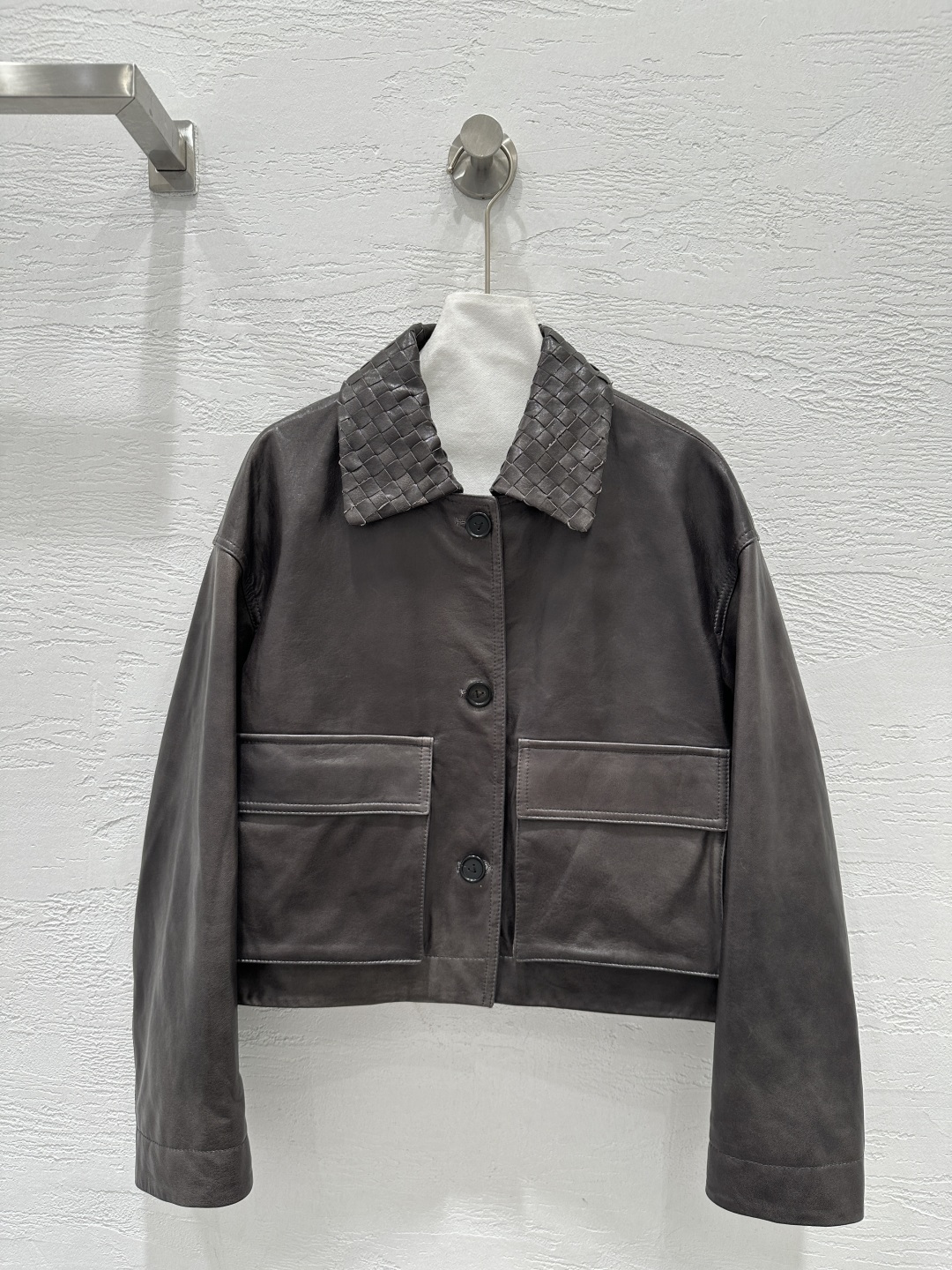 NO:927222,The exclusive first release of high-end original quality Bot*ega veneta26 early spring new product, a retro, modern and fashionable must-have short leather jacket!  Removable woven lapel motorcycle style jacket!  The imported lambskin craft leather feels oily, soft and delicate!  I love the retro American college style classic design!  The large pocket design has a casual and casual style!  Perfect workmanship quality depends on the details!  Five colors from S to19860909独家首发高端原单品质Bot*ega veneta26早春新品 复古摩登时髦精必备短款皮夹克外套！可脱卸编织翻领机车风夹克外套！进口小羊皮工艺皮质肉感油润柔软又细腻！复古美式学院风经典设计超级大爱！大口袋设计又A又飒随性的慵懒风！完美做工品质看细节！五色S-XL. M码胸围106,落肩袖长73,衣长52.,葆蝶家-服装,bottega veneta,jackets & coats,jackets & coats,sheepskin,,Women's clothing