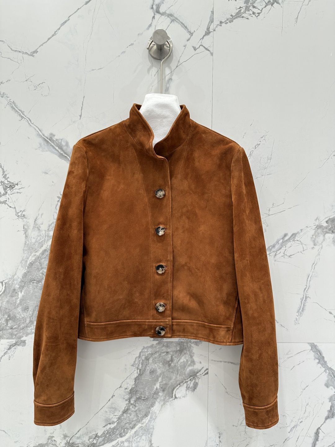 NO:755472,The exclusive first release of high-end original quality Lo* Piana26 new early spring product, old money style classic leather jacket!  Exclusively customized imported suede surface craftsmanship, wide and stylish, imported suede lambskin texture is awesome!  Low-key luxury and elegant temperament. The classic version is versatile and easy to wear, and the perfect workmanship quality depends on the details!  One color SML. M size bust 94, shoulder width 38, sleeve length 62, dress length 50., women's clothing, jackets & coats, sheepskin, chamois leather,19860909独家首发高端原单品质Lo* Piana26早春新品 老钱风经典真皮外套！独家定制进口麂皮绒面工艺挺阔有型进口麂皮绒小羊皮质感超赞！低调奢华气质优雅.经典版型百搭不挑人上身,完美做工品质看细节！一色SML. M码胸围94,肩宽38,袖长62,衣长50.,女装,jackets & coats,sheepskin,chamois leather,,Women's clothing