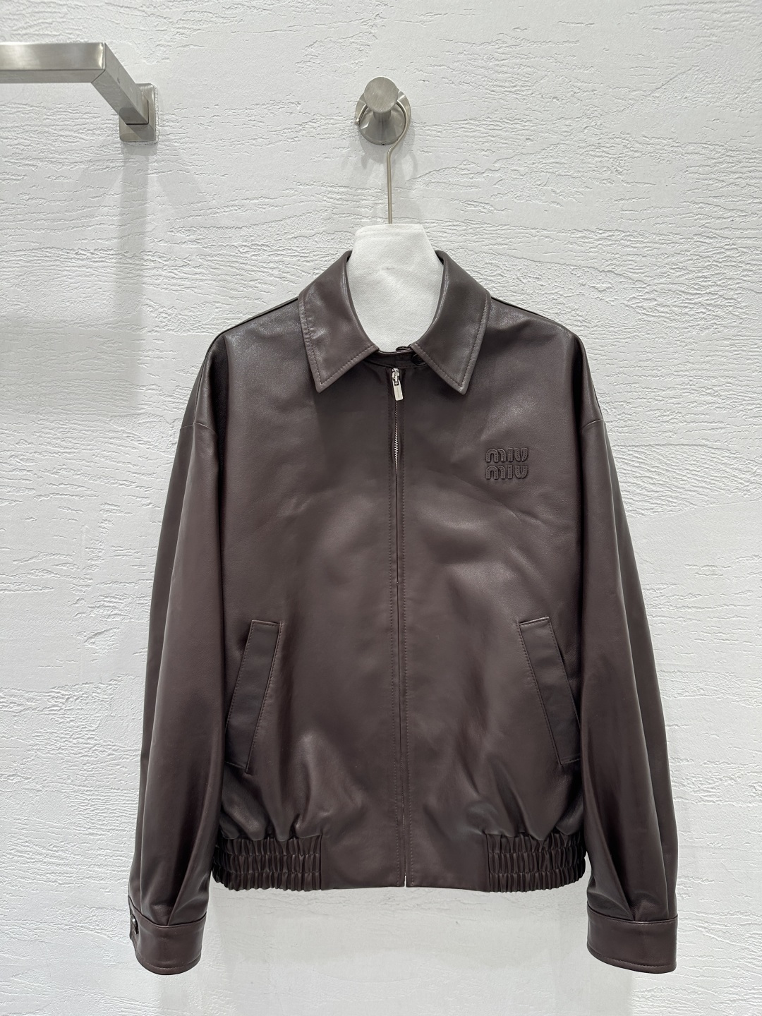 NO:721956,The exclusive first release of high-end original quality Mium*u26 early spring new product miu style girly style leather jacket!  Customized top-grade imported lambskin, the leather feels oily, soft and delicate!  The original 3D three-dimensional tailoring looks simple and super heavy-duty!  I love the retro American college style classic design!  The sweet and cool girl wears a casual and lazy style, with a positioning patchwork logo. The temperament is fashionable and high-end!  The perfect fit and sexy upper body!  Perfect workmanship quality depends on the details!  One color SML. M size bust 124, dropped shoulder sleeve length 76, dress length 60., Miumiu-clothing, miumiu, jackets & coats, leather jacket, sheepskin,19860909独家首发高端原单品质Mium*u26早春新品 miu系少女风廓形皮衣外套！定制顶级进口小羊皮,皮质肉感油润柔软又细腻！原版3D立体剪裁看似简单版型超重工！复古美式学院风经典设计超级大爱！甜酷女孩穿搭随性的慵懒风,定位贴绣工艺logo.气质时髦又高级！完美版型上身又A又飒！完美做工品质看细节！一色SML. M码胸围124,落肩袖长76,衣长60.,缪缪-服装,miumiu,jackets & coats,leather jacket,sheepskin,,Women's clothing