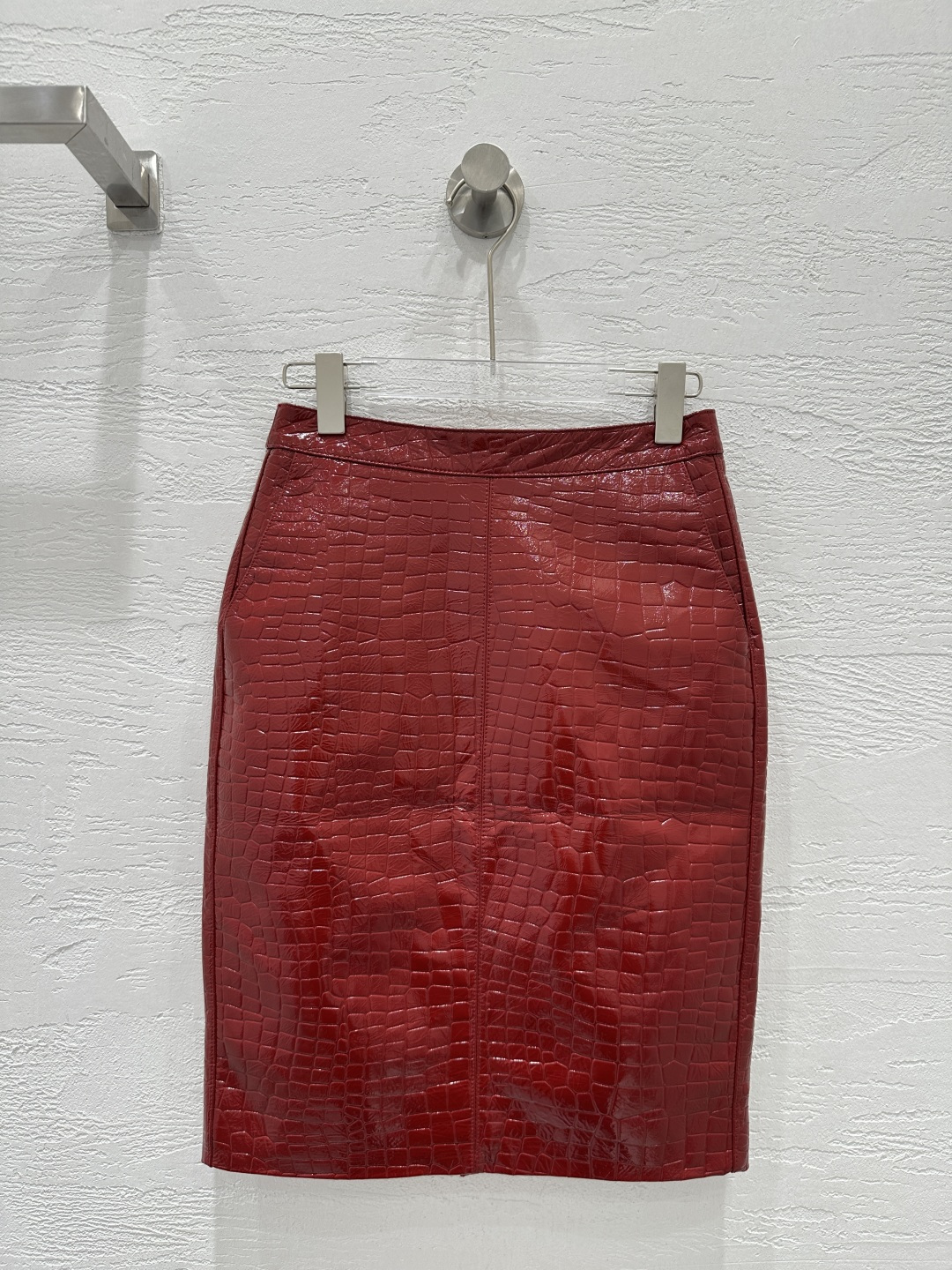 NO:902254,Exclusive first launch of high-end original quality Sain*Laurent26 early spring new product, imported top-grade lambskin slim-fit hip-covering long skirt!  Imported lambskin, original customized rear slit design, high-end fashionable style item!  The goddess with both A and sassy temperament has a huge upper body and looks slim!  The three-dimensional silhouette is versatile and not picky. The perfect workmanship quality depends on the details. Six colors S-XL. M size waist 68, hip 88, skirt length 56., saint laurent-clothing, saint laurent, saint laurent, skirts, sheepskin,19860909独家首发高端原单品质Sain*Laurent26早春新品 进口顶级小羊皮修身包臀长半裙！进口小羊皮,原版定制后开叉设计高级时髦气质单品！又A又飒气质女神上身巨显瘦！立体裁版型百搭不挑人.完美做工品质看细节.六色S-XL. M码腰围68,臀围88,裙长56.,圣罗兰-服装,saint laurent,saint laurent,skirts,sheepskin,,Women's clothing