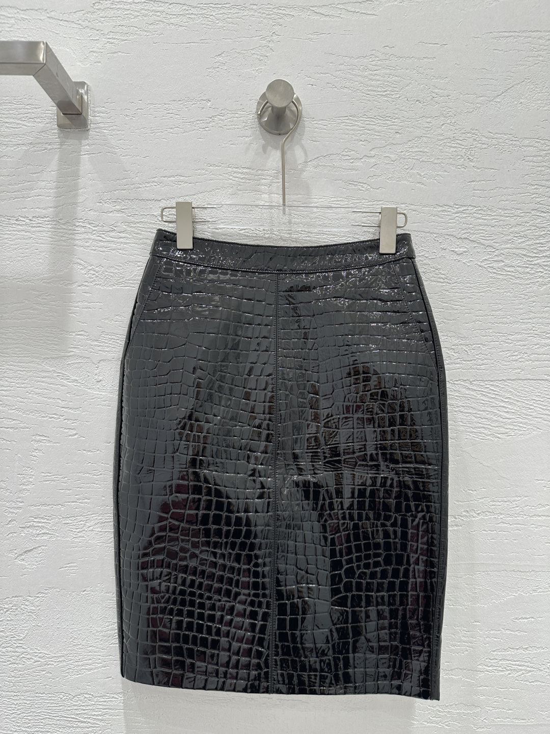 NO:870399,Exclusive first launch of high-end original quality Sain*Laurent26 early spring new product, imported top-grade lambskin slim-fit hip-covering long skirt!  Imported lambskin, original customized rear slit design, high-end fashionable style item!  The goddess with both A and sassy temperament has a huge upper body and looks slim!  The three-dimensional silhouette is versatile and not picky. The perfect workmanship quality depends on the details. Six colors S-XL. M size waist 68, hip 88, skirt length 56., saint laurent-clothing, saint laurent, saint laurent, skirts, sheepskin,19860909独家首发高端原单品质Sain*Laurent26早春新品 进口顶级小羊皮修身包臀长半裙！进口小羊皮,原版定制后开叉设计高级时髦气质单品！又A又飒气质女神上身巨显瘦！立体裁版型百搭不挑人.完美做工品质看细节.六色S-XL. M码腰围68,臀围88,裙长56.,圣罗兰-服装,saint laurent,saint laurent,skirts,sheepskin,,Women's clothing