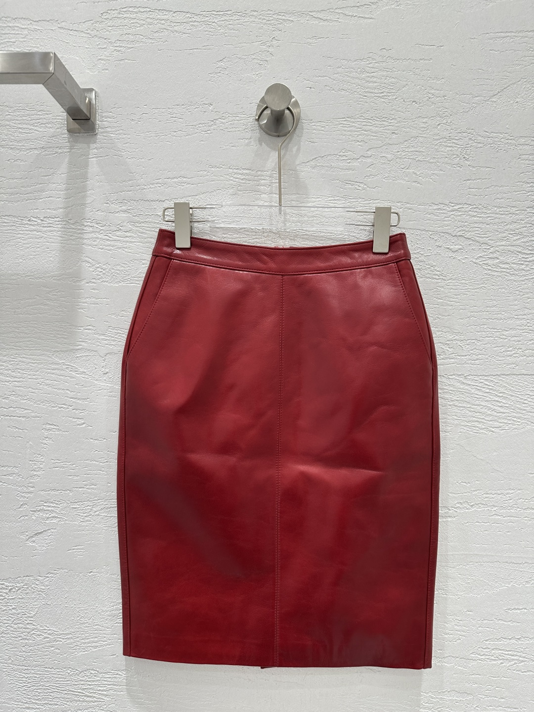 NO:776595,Exclusive first launch of high-end original quality Sain*Laurent26 early spring new product, imported top-grade lambskin slim-fit hip-covering long skirt!  Imported lambskin, original customized rear slit design, high-end fashionable style item!  The goddess with both A and sassy temperament has a huge upper body and looks slim!  The three-dimensional silhouette is versatile and not picky. The perfect workmanship quality depends on the details. Six colors S-XL. M size waist 68, hip 88, skirt length 56., saint laurent-clothing, saint laurent, saint laurent, skirts, sheepskin,19860909独家首发高端原单品质Sain*Laurent26早春新品 进口顶级小羊皮修身包臀长半裙！进口小羊皮,原版定制后开叉设计高级时髦气质单品！又A又飒气质女神上身巨显瘦！立体裁版型百搭不挑人.完美做工品质看细节.六色S-XL. M码腰围68,臀围88,裙长56.,圣罗兰-服装,saint laurent,saint laurent,skirts,sheepskin,,Women's clothing