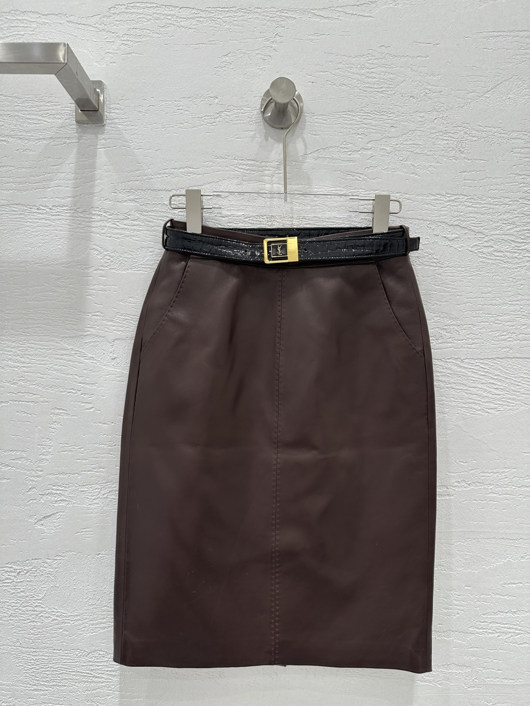 NO:774429,Exclusive first launch of high-end original quality Sain*Laurent26 early spring new product, imported top-grade lambskin slim-fit hip-covering long skirt!  Imported lambskin, original customized rear slit design, high-end fashionable style item!  The goddess with both A and sassy temperament has a huge upper body and looks slim!  The three-dimensional silhouette is versatile and not picky. The perfect workmanship quality depends on the details. Two colors S-XL. M size waist 68, hip 90, skirt length 58., saint laurent-clothing, saint laurent, saint laurent, skirts, sheepskin,19860909独家首发高端原单品质Sain*Laurent26早春新品 进口顶级小羊皮修身包臀长半裙！进口小羊皮,原版定制后开叉设计高级时髦气质单品！又A又飒气质女神上身巨显瘦！立体裁版型百搭不挑人.完美做工品质看细节.两色S-XL. M码腰围68,臀围90,裙长58.,圣罗兰-服装,saint laurent,saint laurent,skirts,sheepskin,,Women's clothing